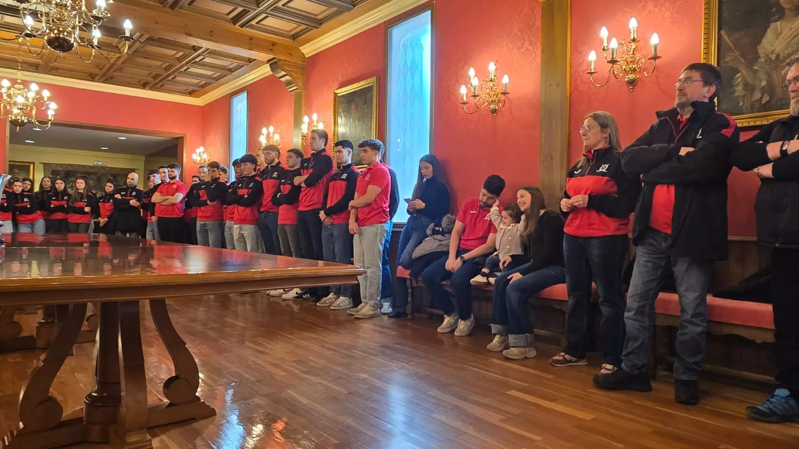 Recepción del Ayuntamiento al Club Hielo Jaca. Foto: Rebeca Ruiz/Jacetania Express