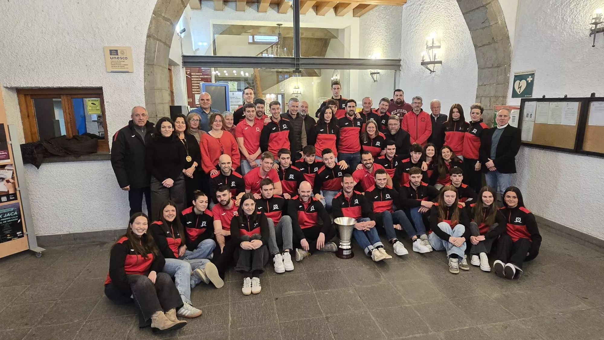 Recepción del Ayuntamiento al Club Hielo Jaca. Foto: Rebeca Ruiz/Jacetania Express