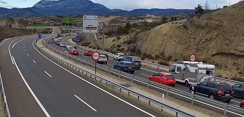 Retención en Lanave en el acceso al Pirineo en la mañana de Jueves Santo.