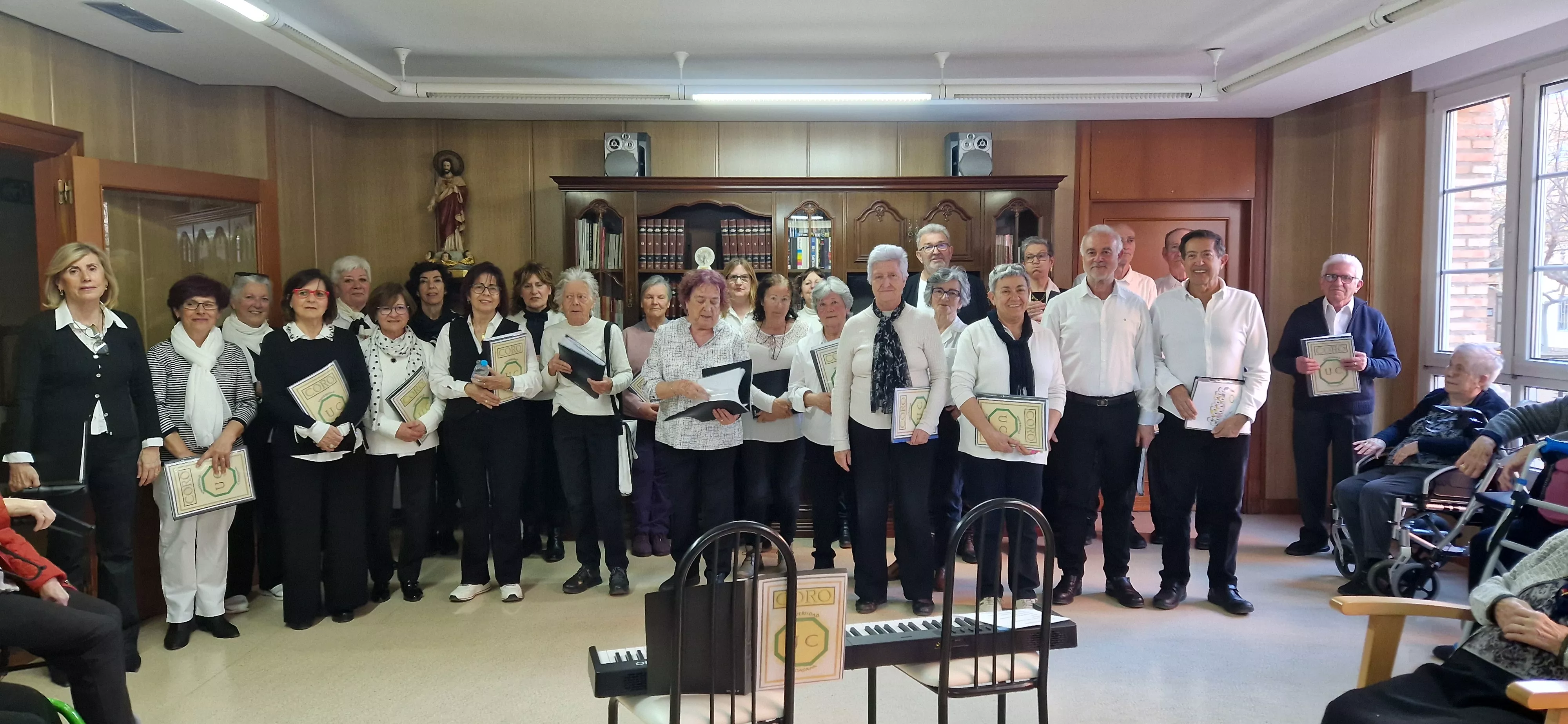 El Coro de la Universidad Ciudadana canta en la residencia Saturnino López Novoa. Foto Myriam Martínez