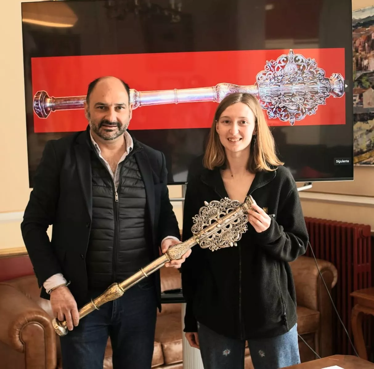 La Maza Ceremonial del Ayuntamiento de Barbastro, en manos de Fernando Torres con la autora de la restauración, Eva Cabrero