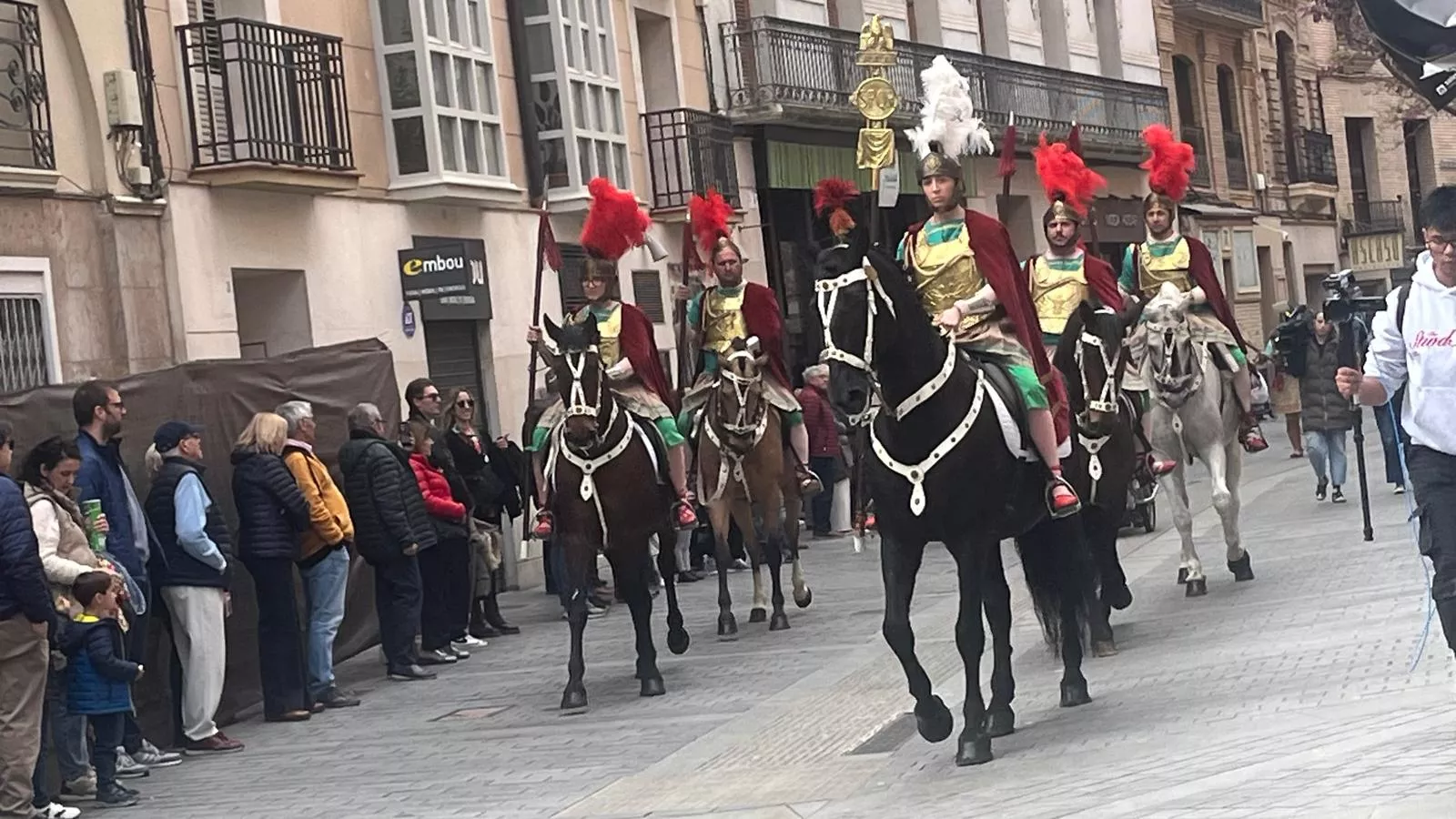 Desfile de Romanos desde la plaza de la Catedral hasta la iglesia de Santo Domingo. Fotos Mercedes Manterola