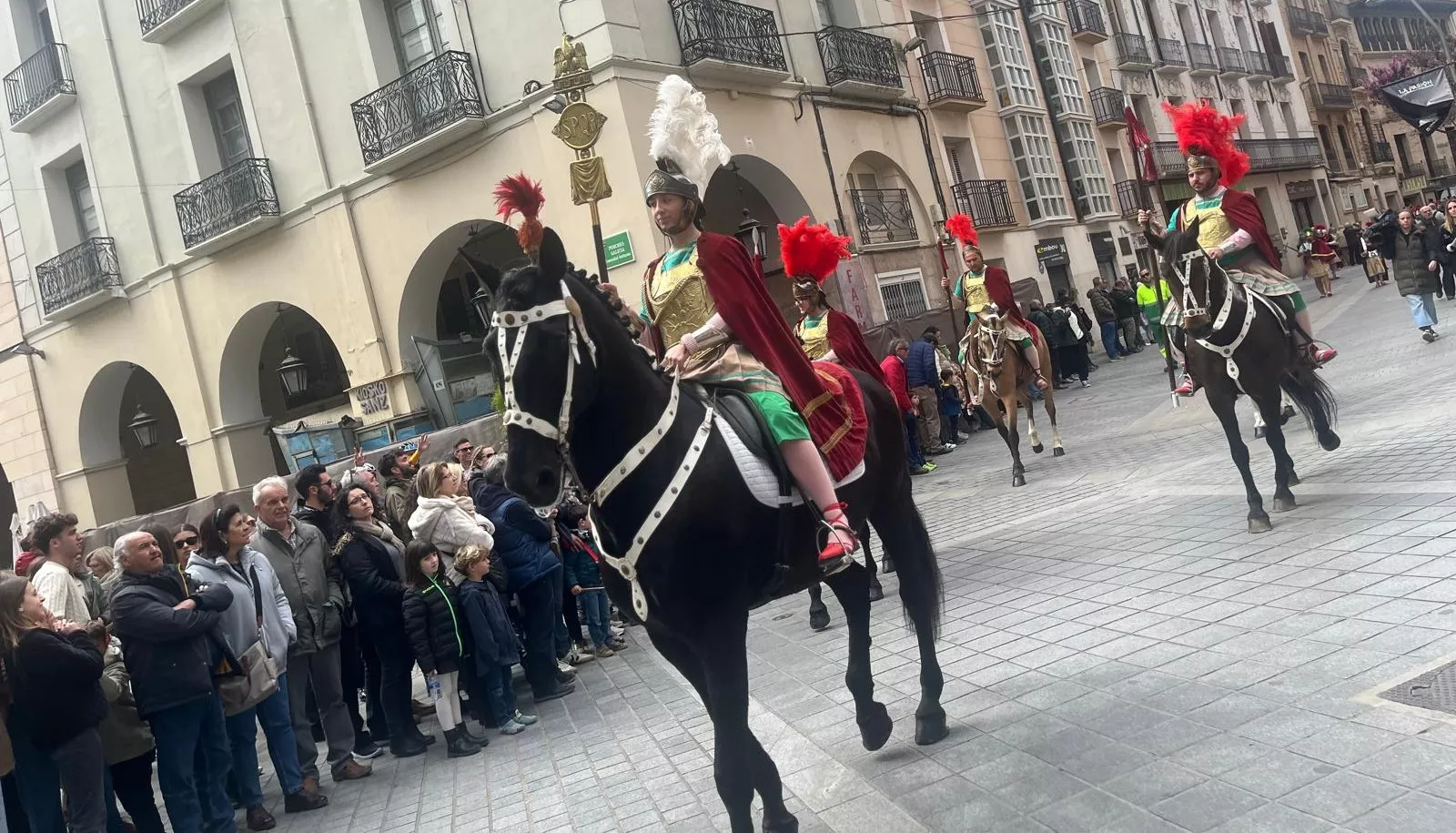 Desfile de Romanos desde la plaza de la Catedral hasta la iglesia de Santo Domingo. Fotos Mercedes Manterola