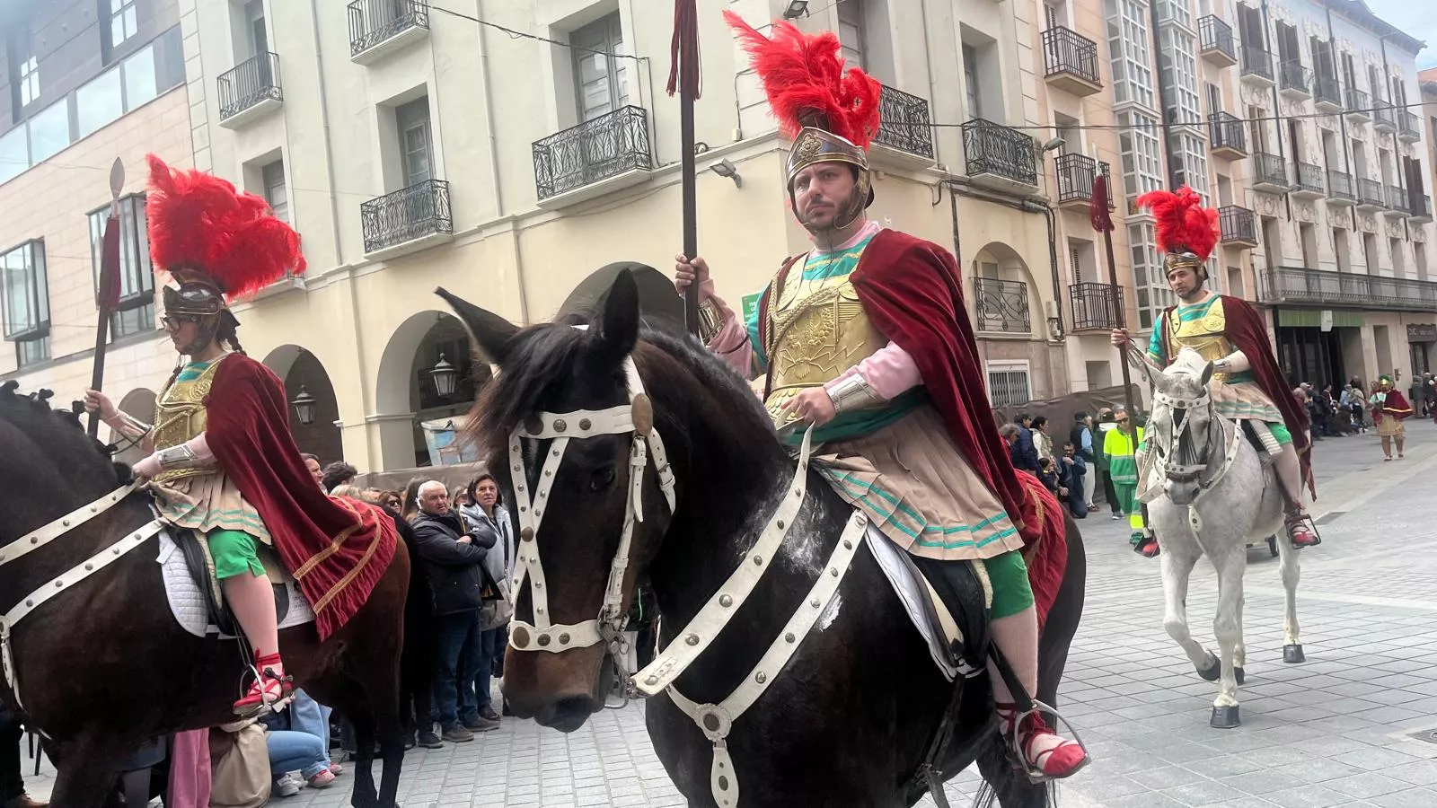Desfile de Romanos desde la plaza de la Catedral hasta la iglesia de Santo Domingo. Fotos Mercedes Manterola