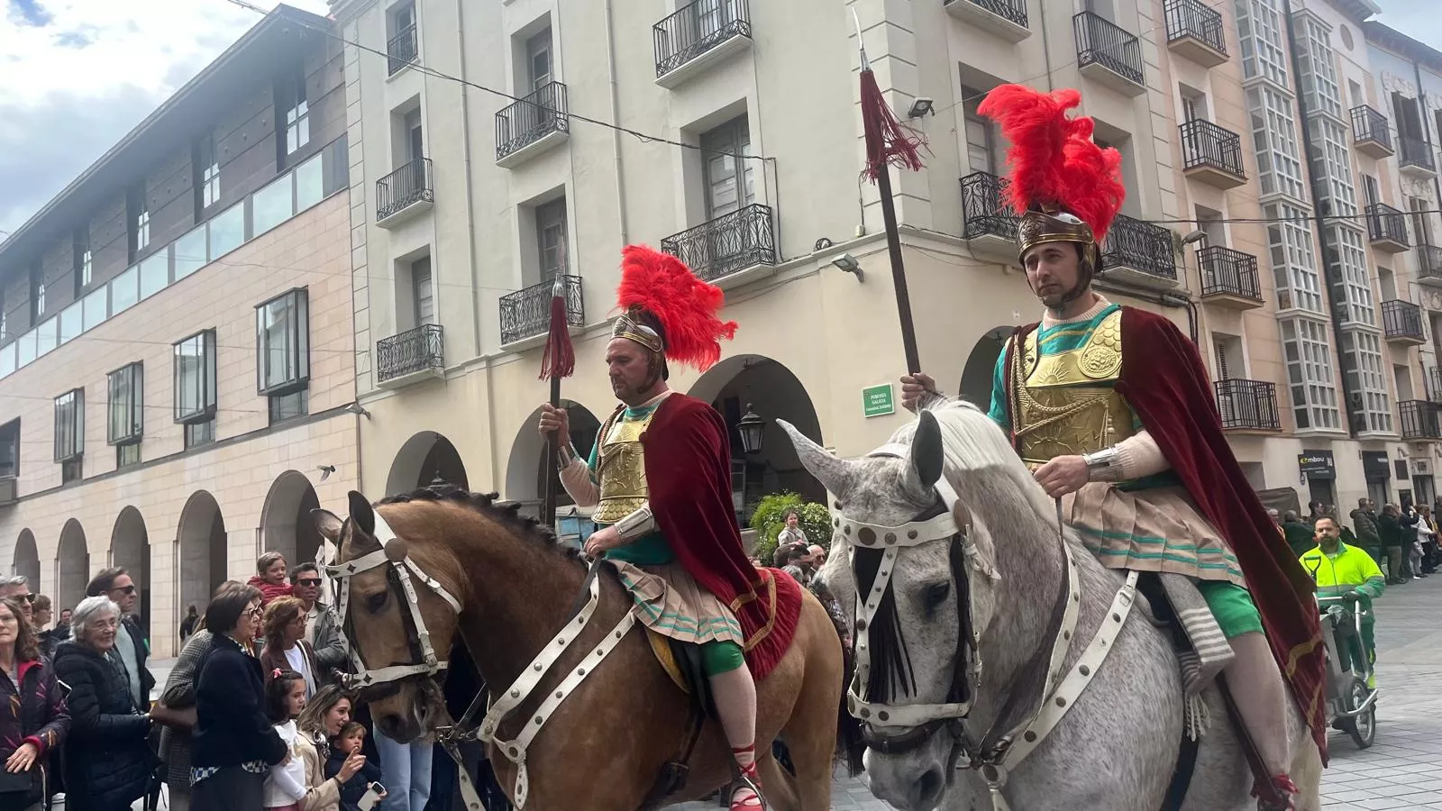 Desfile de Romanos desde la plaza de la Catedral hasta la iglesia de Santo Domingo. Fotos Mercedes Manterola