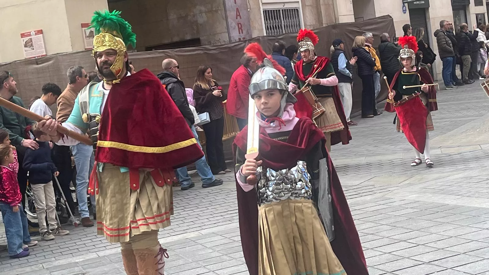 Desfile de Romanos desde la plaza de la Catedral hasta la iglesia de Santo Domingo. Fotos Mercedes Manterola