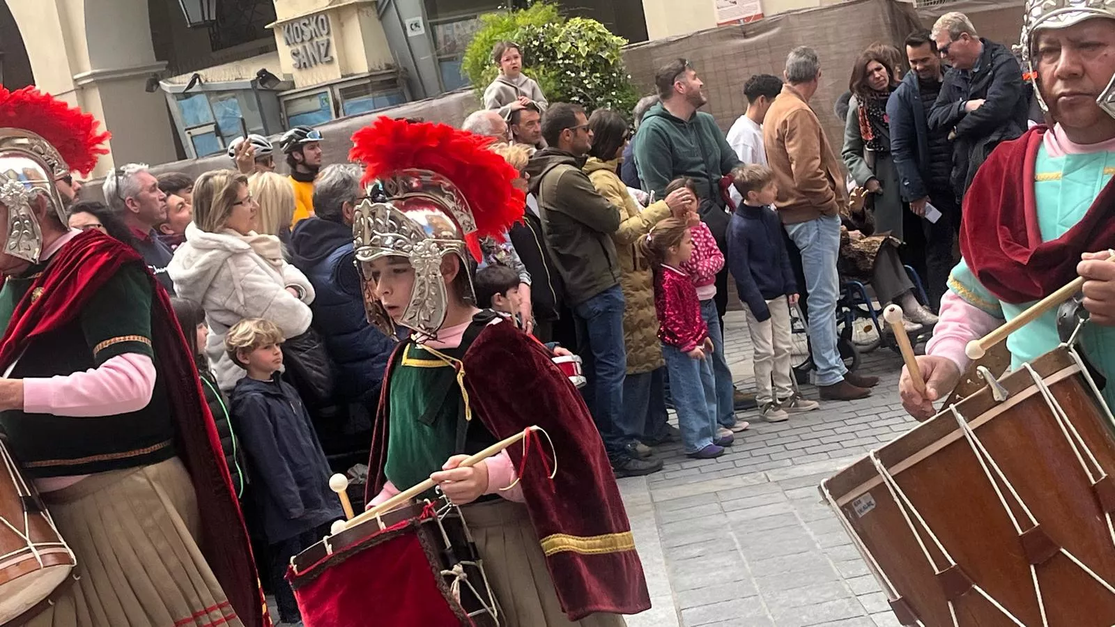 Desfile de Romanos desde la plaza de la Catedral hasta la iglesia de Santo Domingo. Fotos Mercedes Manterola