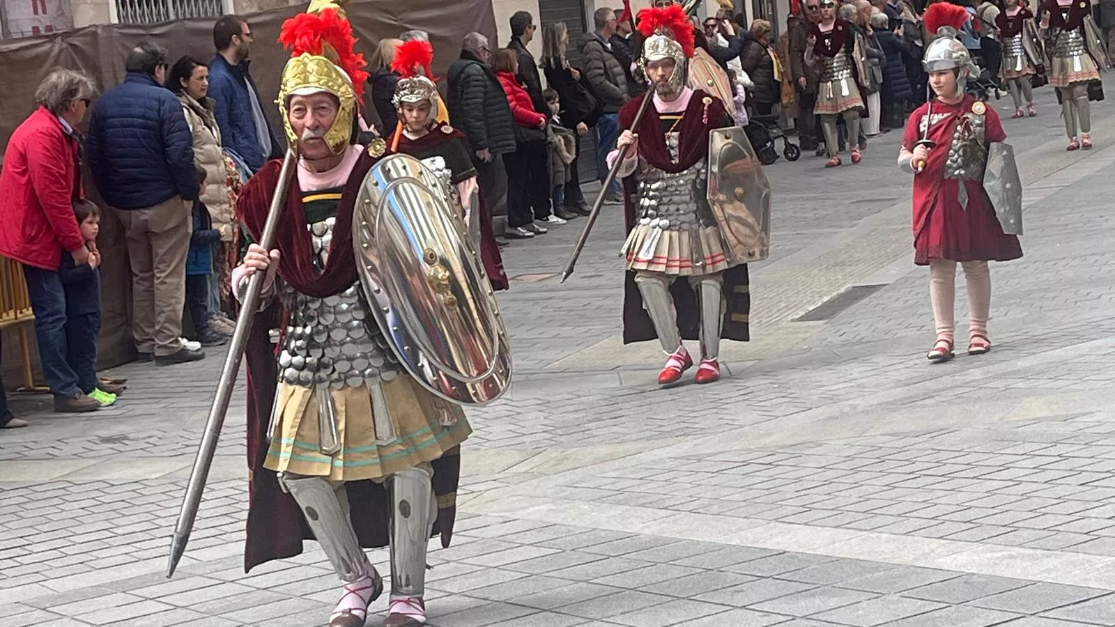 Desfile de Romanos desde la plaza de la Catedral hasta la iglesia de Santo Domingo. Fotos Mercedes Manterola