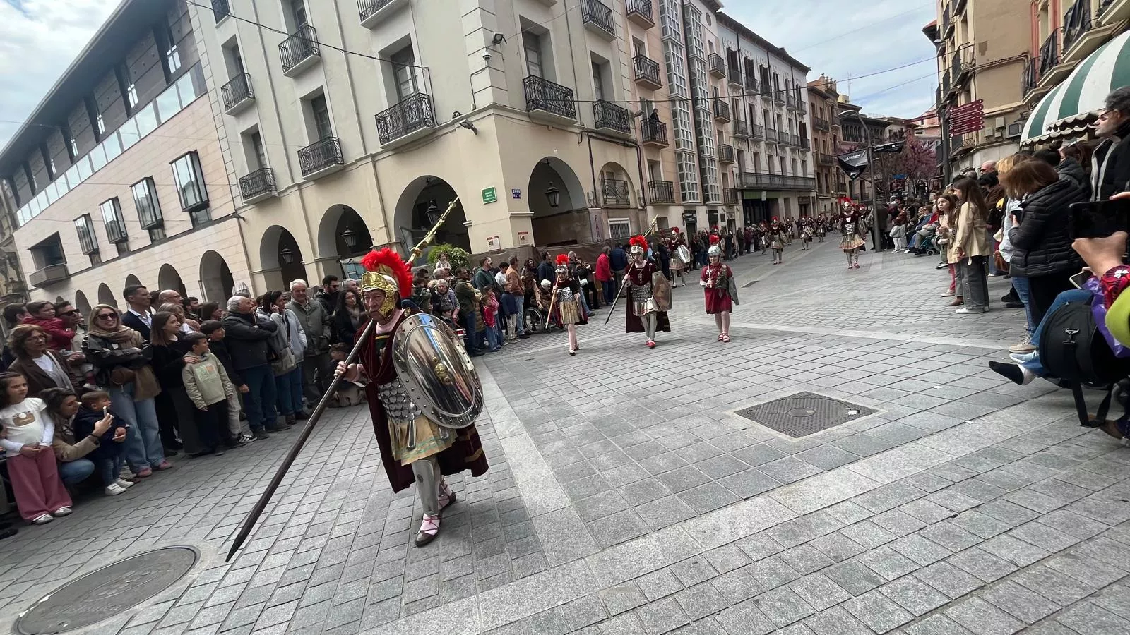 Desfile de Romanos desde la plaza de la Catedral hasta la iglesia de Santo Domingo. Fotos Mercedes Manterola