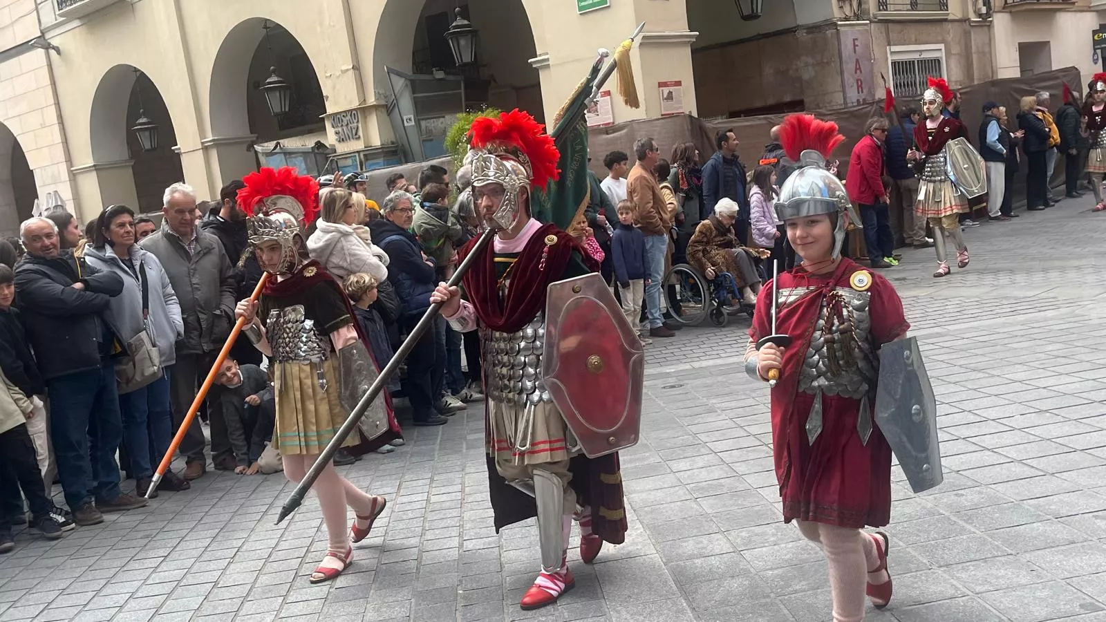 Desfile de Romanos desde la plaza de la Catedral hasta la iglesia de Santo Domingo. Fotos Mercedes Manterola