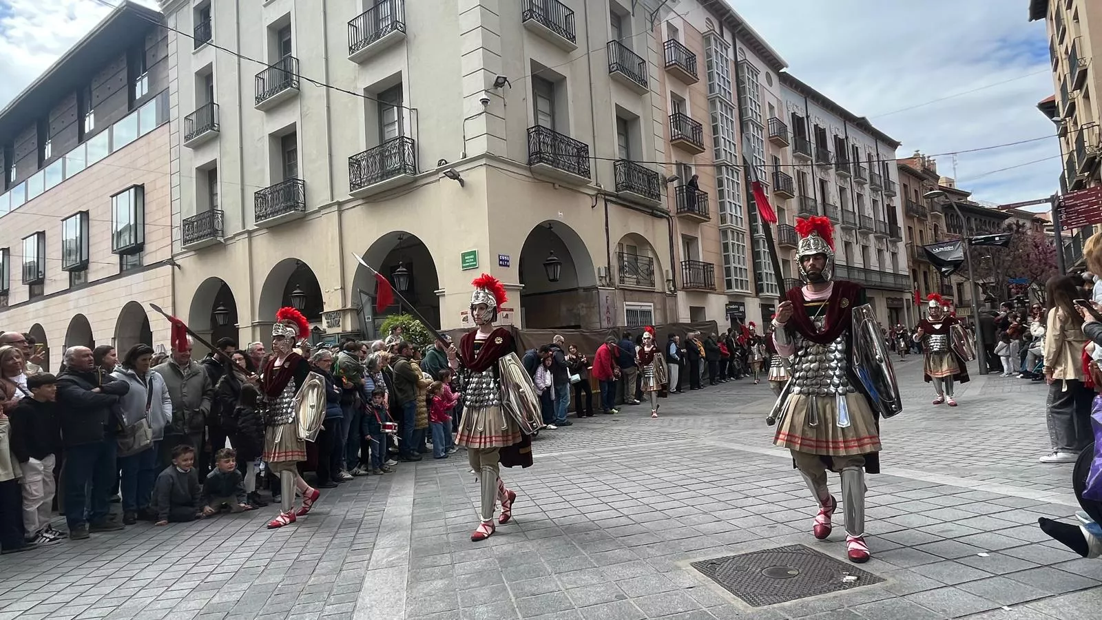 Desfile de Romanos desde la plaza de la Catedral hasta la iglesia de Santo Domingo. Fotos Mercedes Manterola