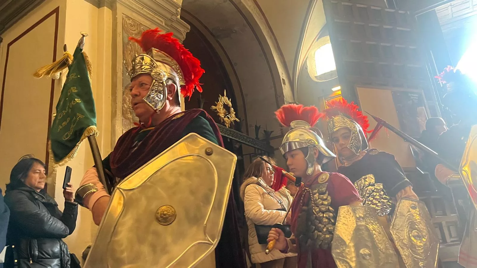 Desfile de Romanos desde la plaza de la Catedral hasta la iglesia de Santo Domingo. Fotos Mercedes Manterola