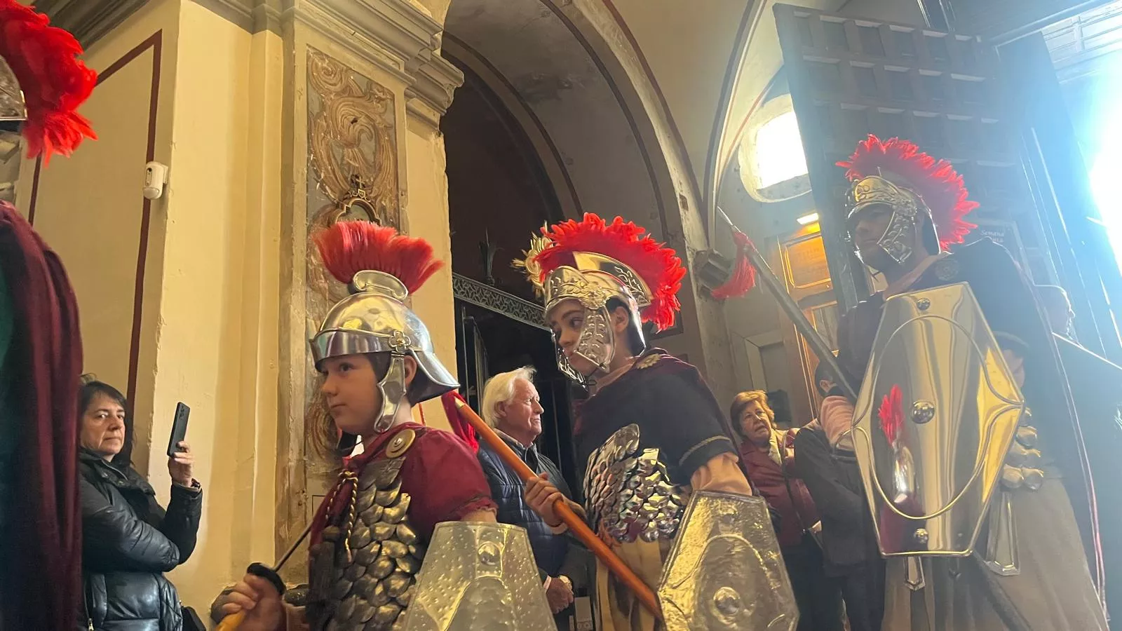 Desfile de Romanos desde la plaza de la Catedral hasta la iglesia de Santo Domingo. Fotos Mercedes Manterola
