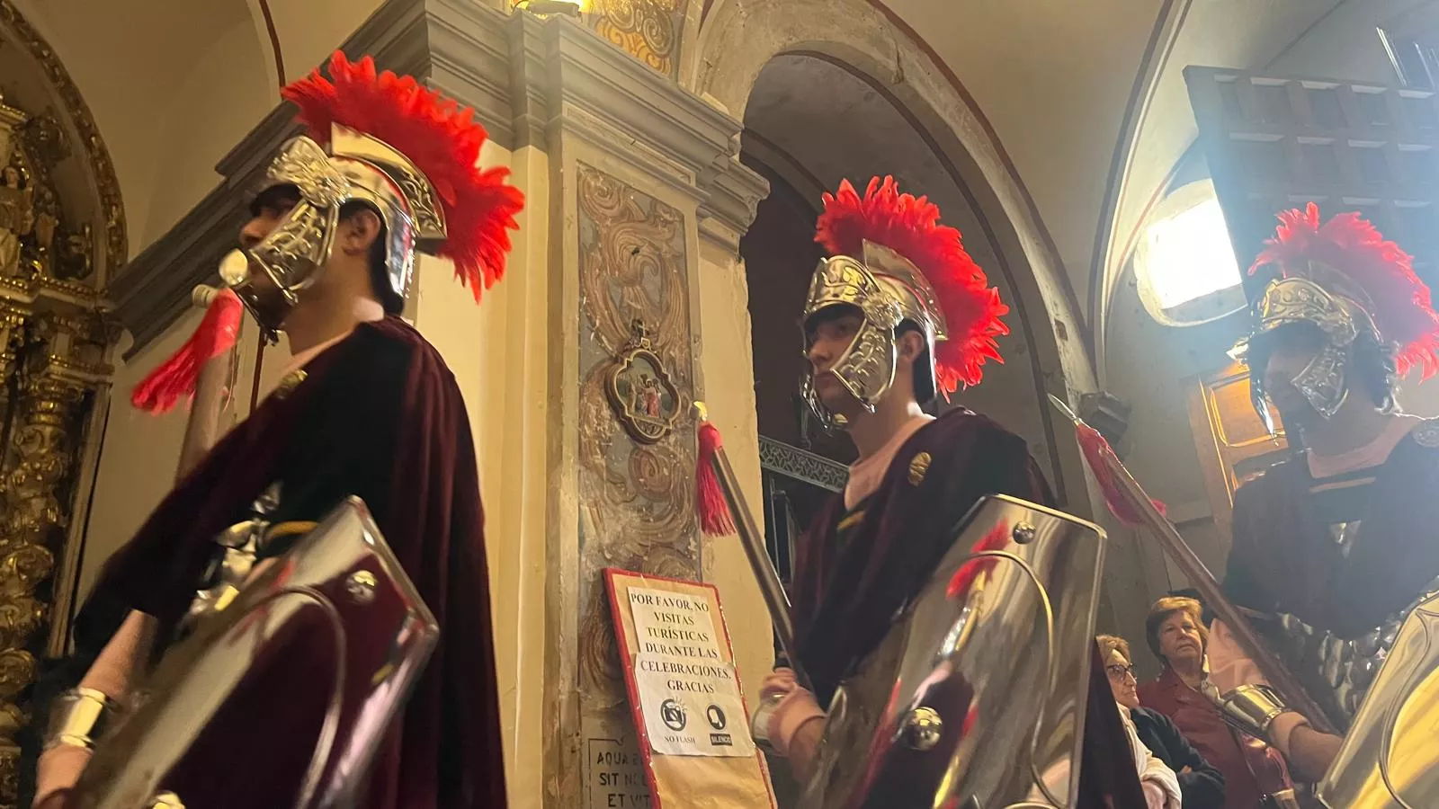 Desfile de Romanos desde la plaza de la Catedral hasta la iglesia de Santo Domingo. Fotos Mercedes Manterola