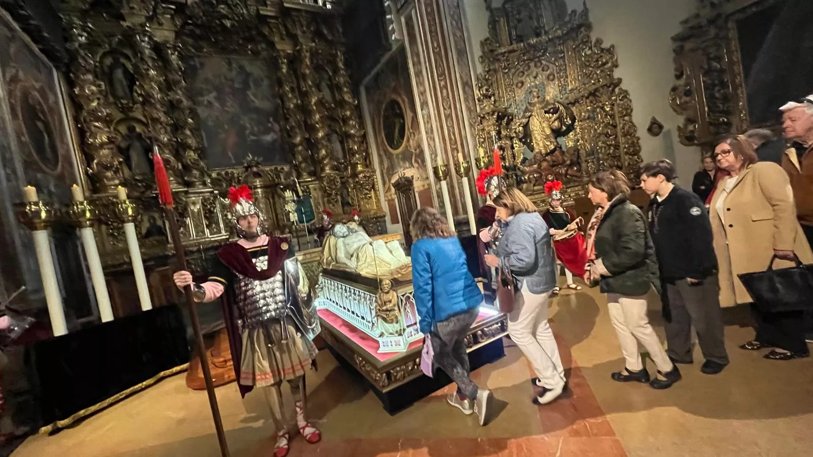 Desfile de Romanos desde la plaza de la Catedral hasta la iglesia de Santo Domingo. Fotos Mercedes Manterola