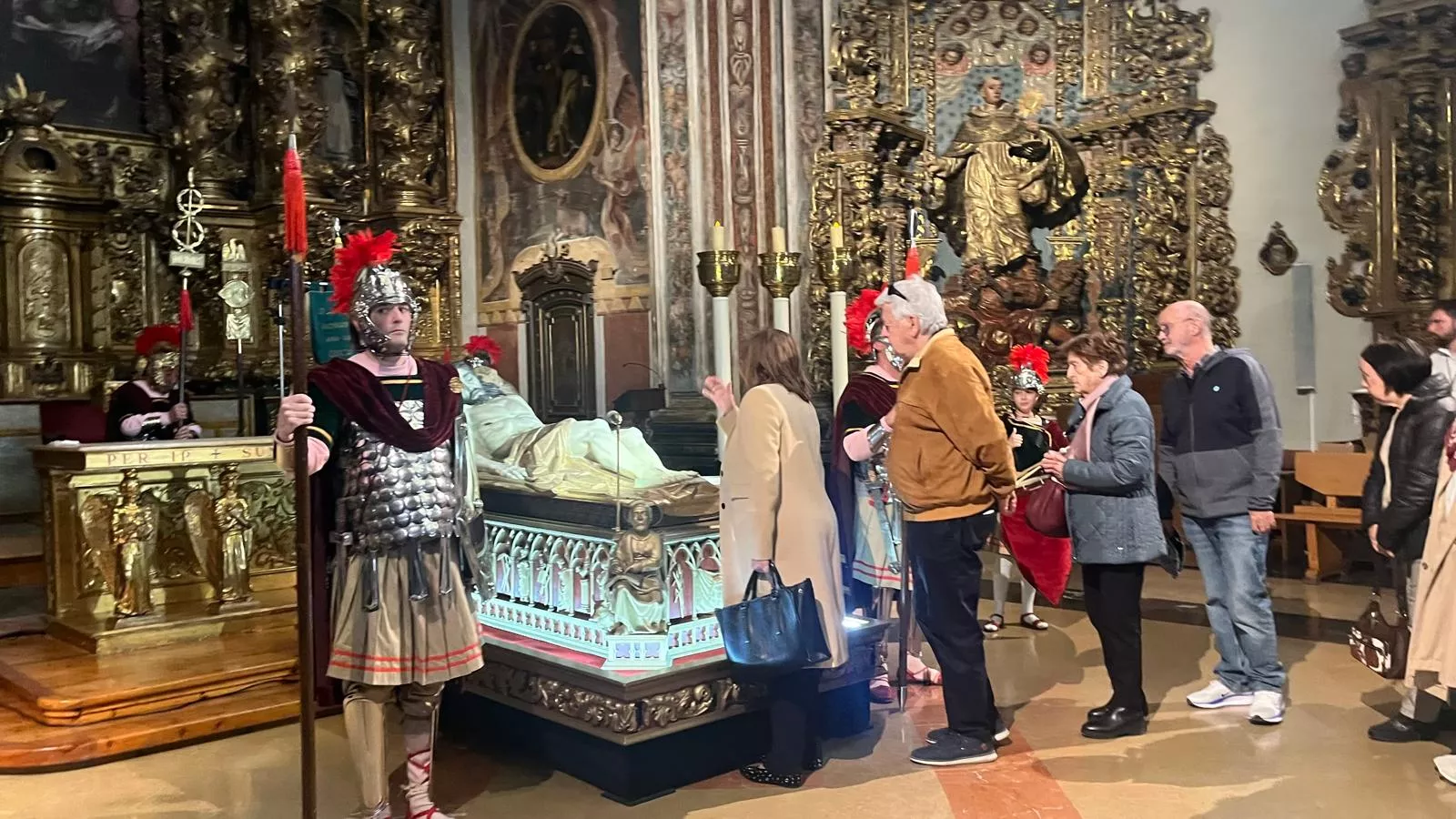 Desfile de Romanos desde la plaza de la Catedral hasta la iglesia de Santo Domingo. Fotos Mercedes Manterola
