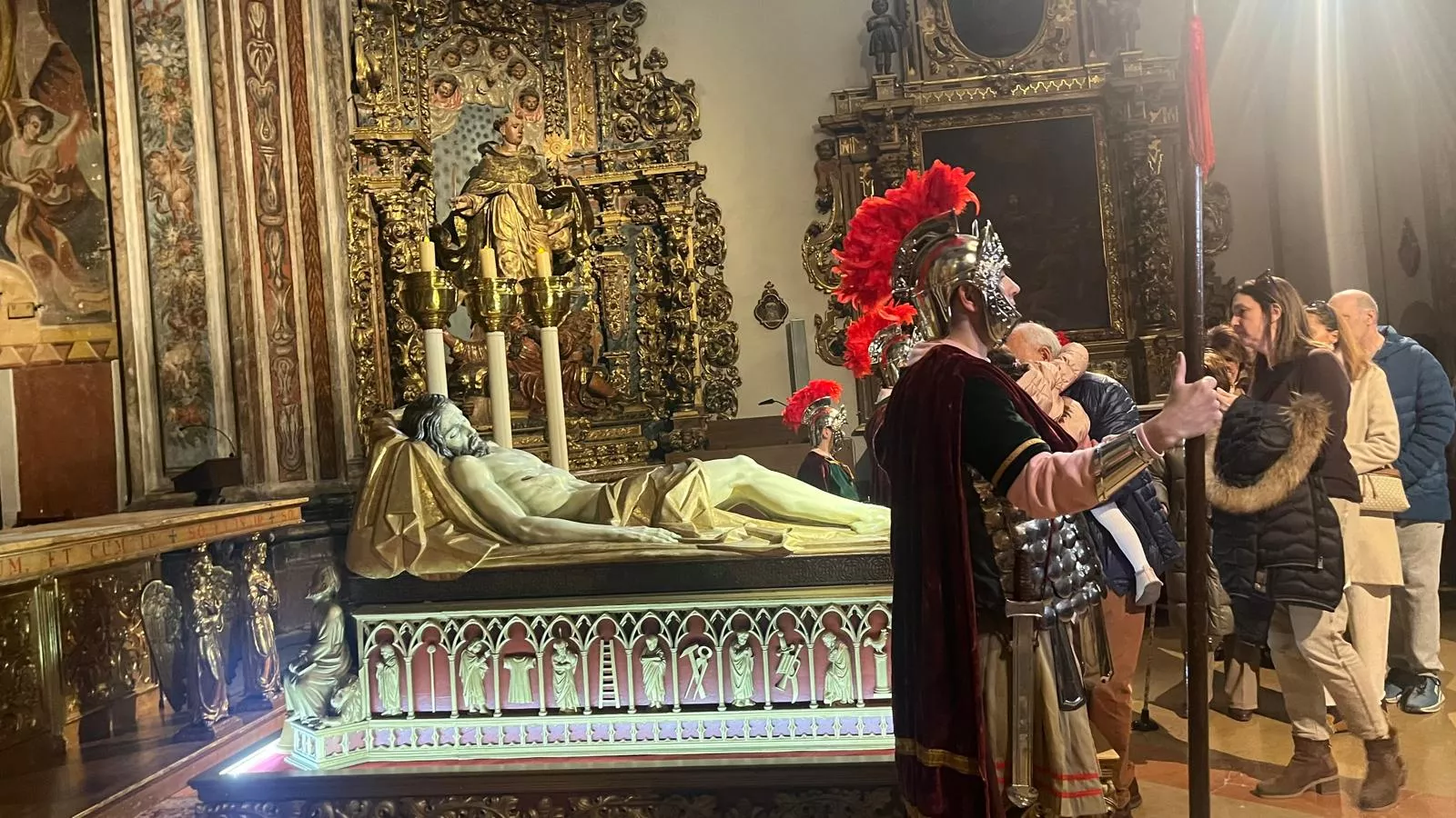 Desfile de Romanos desde la plaza de la Catedral hasta la iglesia de Santo Domingo. Fotos Mercedes Manterola