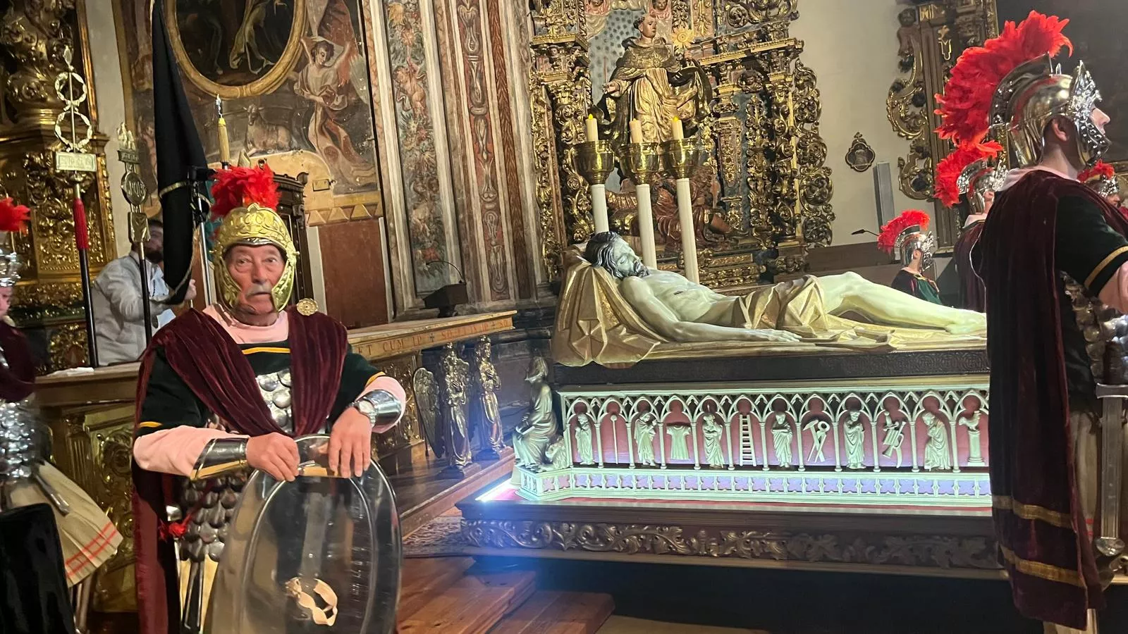 Desfile de Romanos desde la plaza de la Catedral hasta la iglesia de Santo Domingo. Fotos Mercedes Manterola