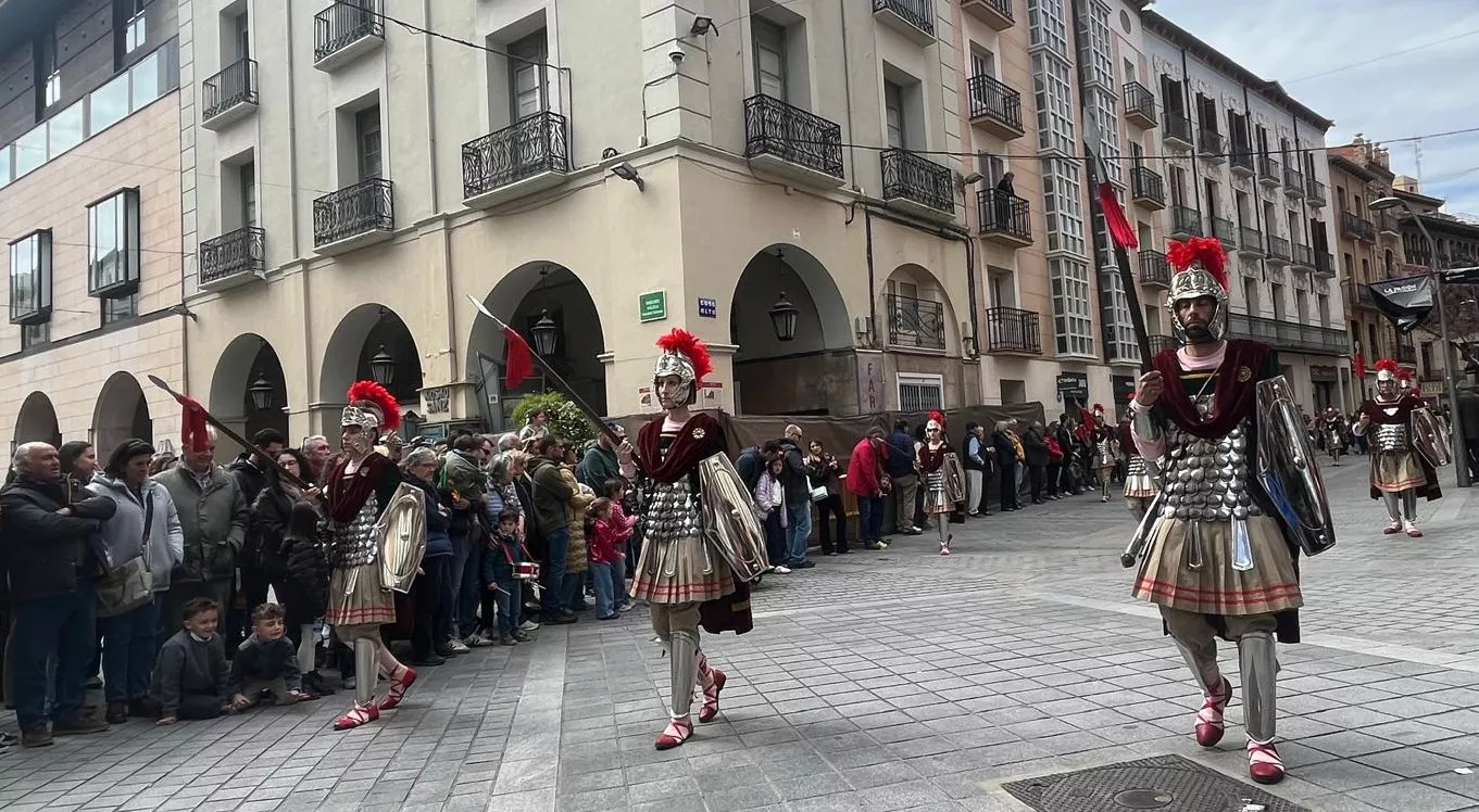 Los Romanos toman las calles de Huesca en un Viernes Santo que pone "la piel de gallina". Foto Mercedes Manterola