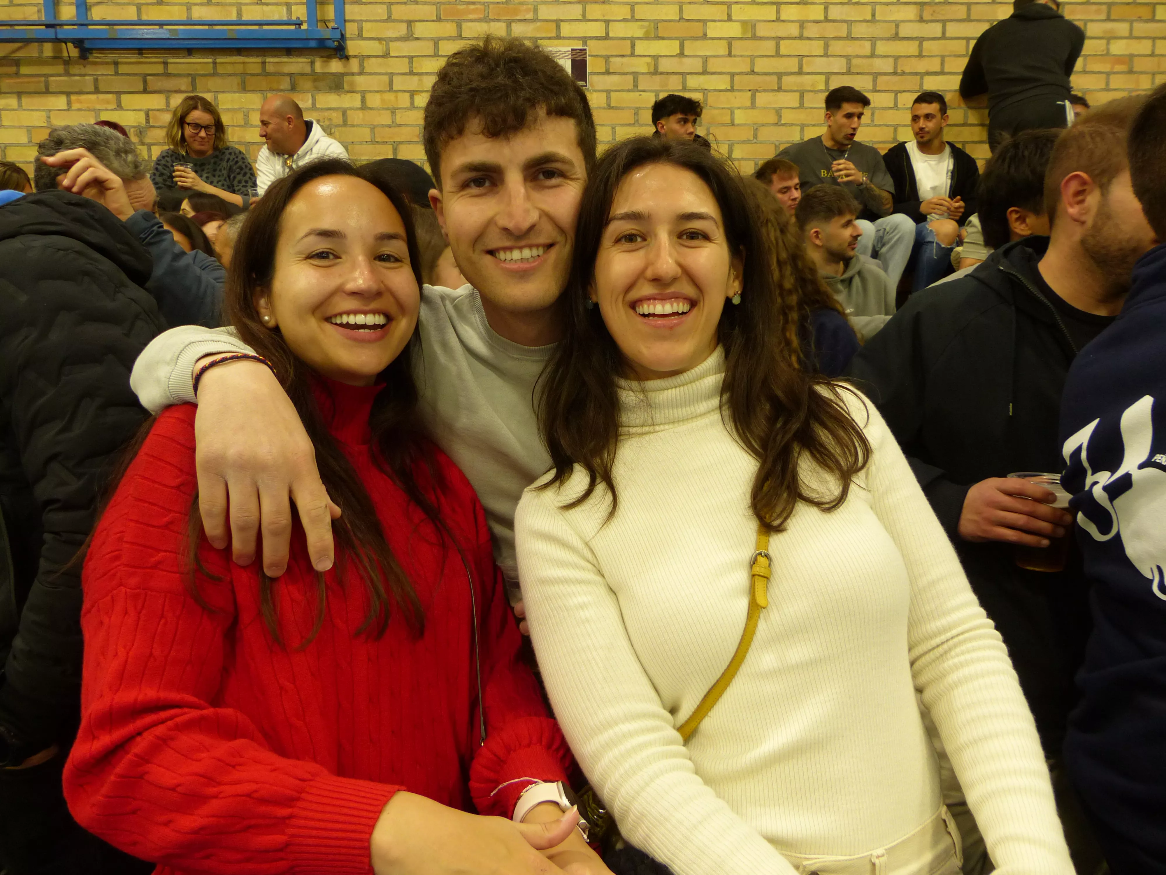 Sonrisas de la afición.  Foto: Andrés Alcaraz.