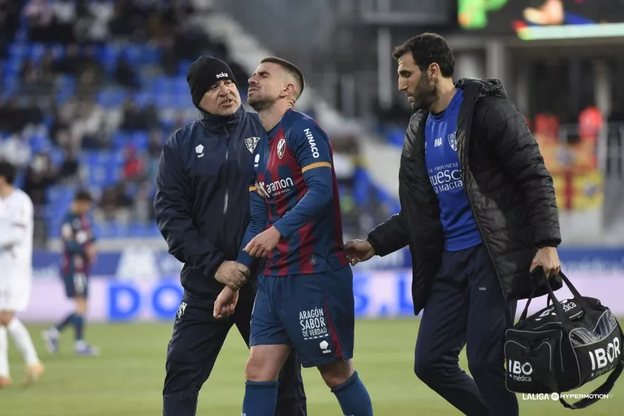 Dani Ojeda se retira lesionado tras salírsele el hombro en el Huesca Leonesa