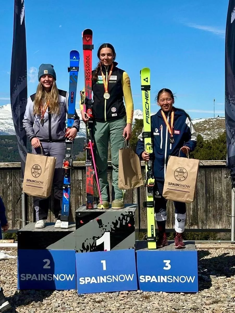 Martina Terrén, a la izquierda, en uno de los podios de La Molina.