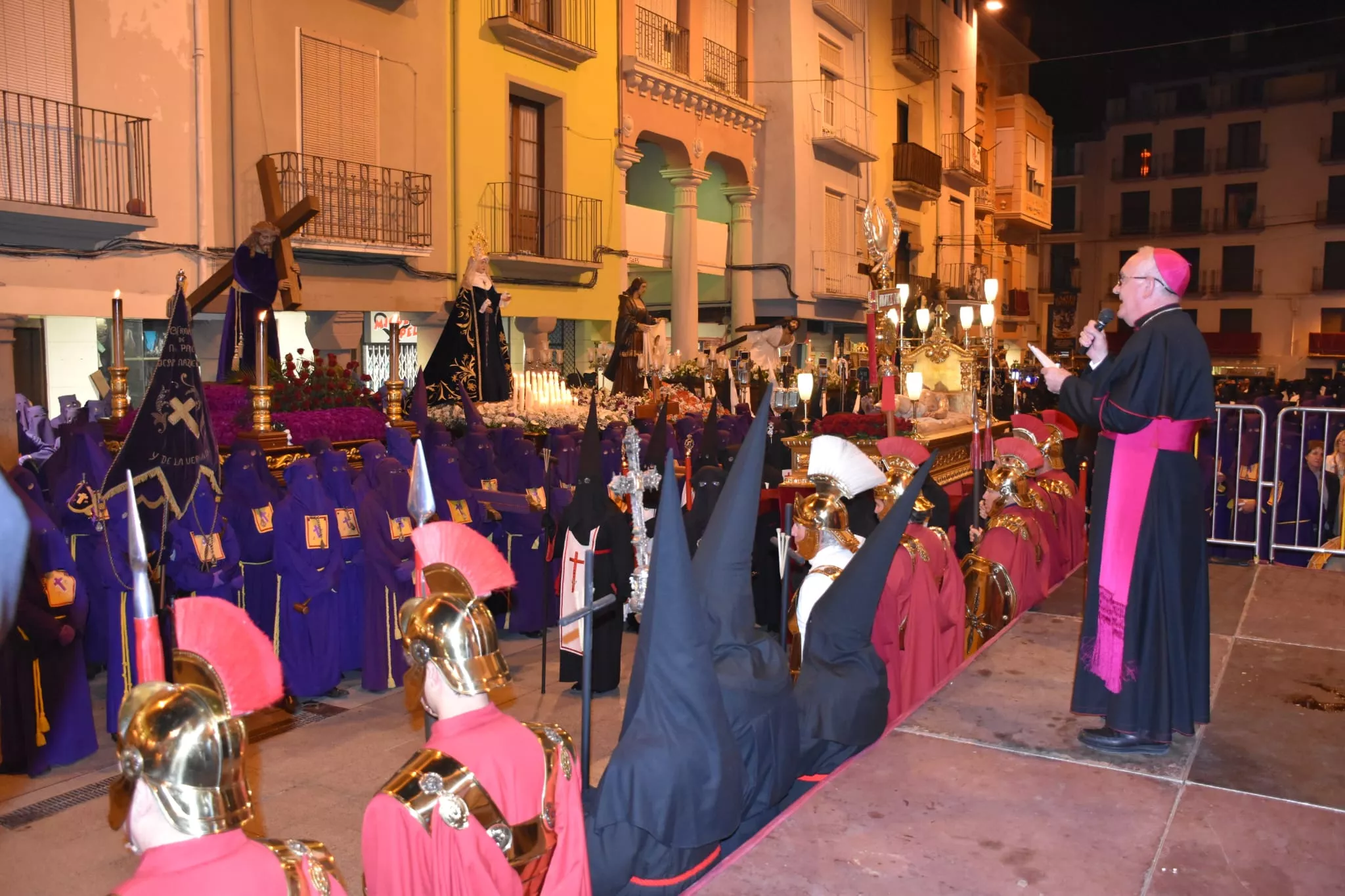 El obispo Ángel Pueyo pone el fin a la Procesión del Santo Entierro agradeciendo a todas las cofradías su excepcional procesión. Foto Cristina Lanau/El Cruzado Aragonés