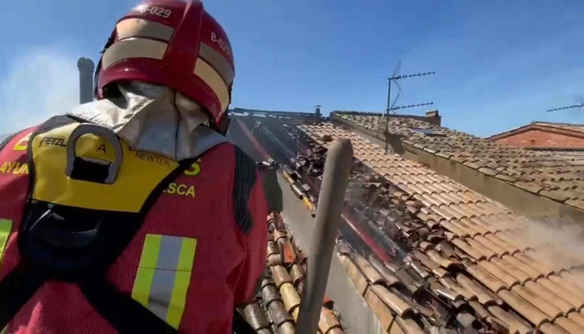 Un incendio en una chimenea daña el tejado de una vivienda en Salillas.