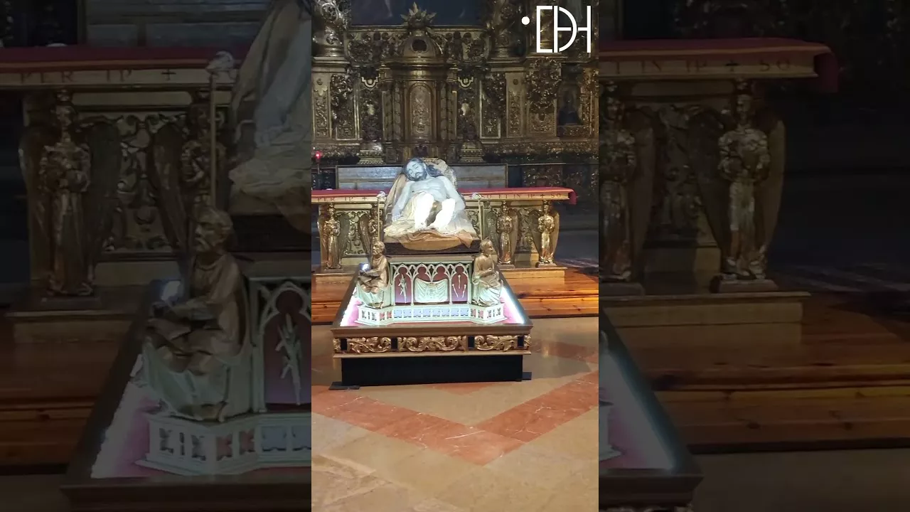 El Cristo Yacente es adorado toda la mañana de Sábado Santo en Huesca