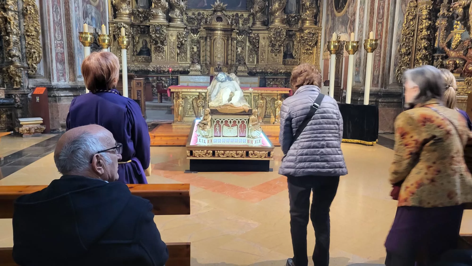 Adoración al Cristo Yacente toda la mañana en Santo Domingo y San Martín