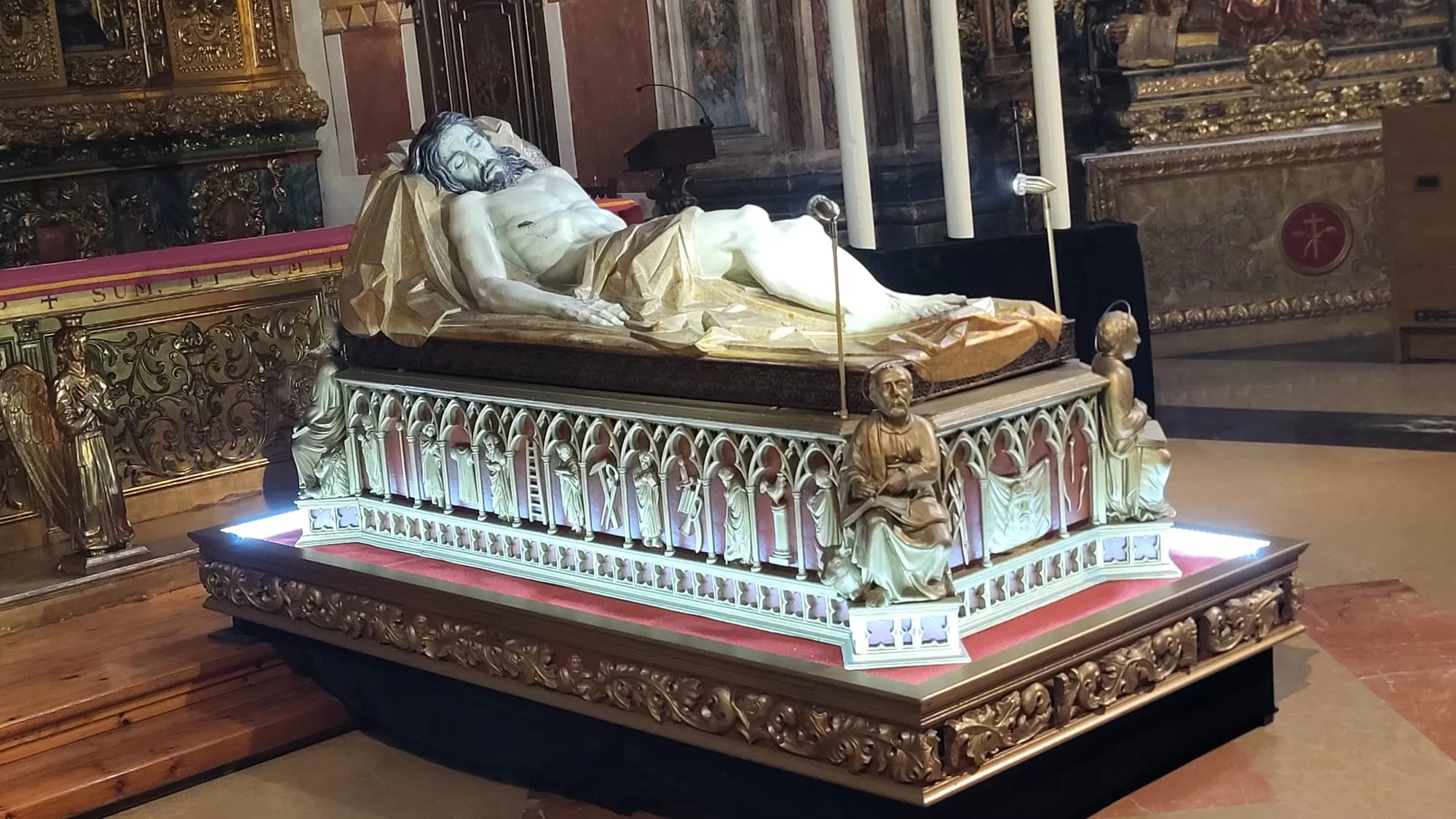 Cristo Yacente en la adoración en Santo Domingo y San Martín