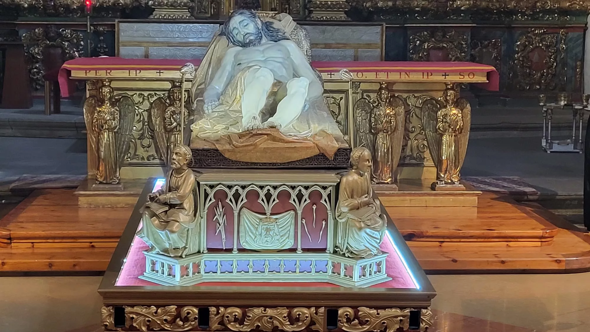 Cristo Yacente en la adoración en Santo Domingo y San Martín