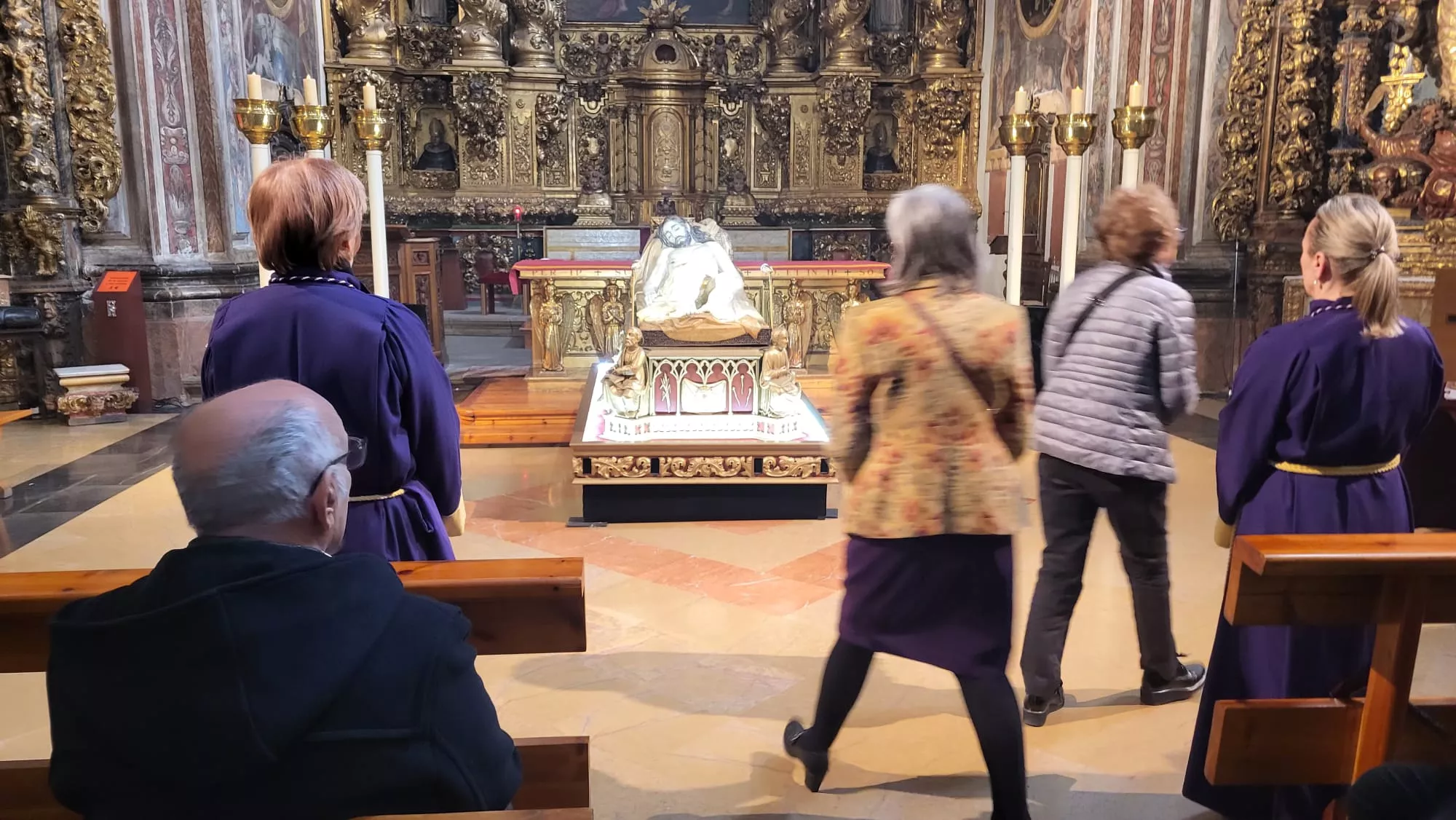 Cristo Yacente en la adoración en Santo Domingo y San Martín