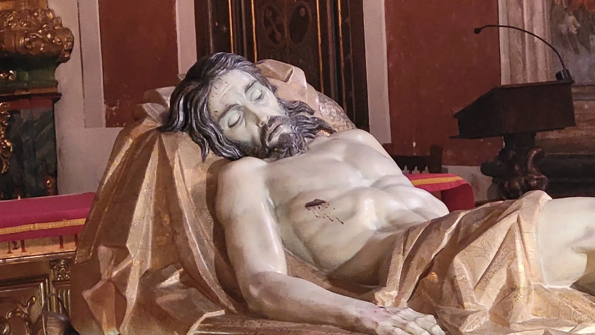 Cristo Yacente en la adoración en Santo Domingo y San Martín