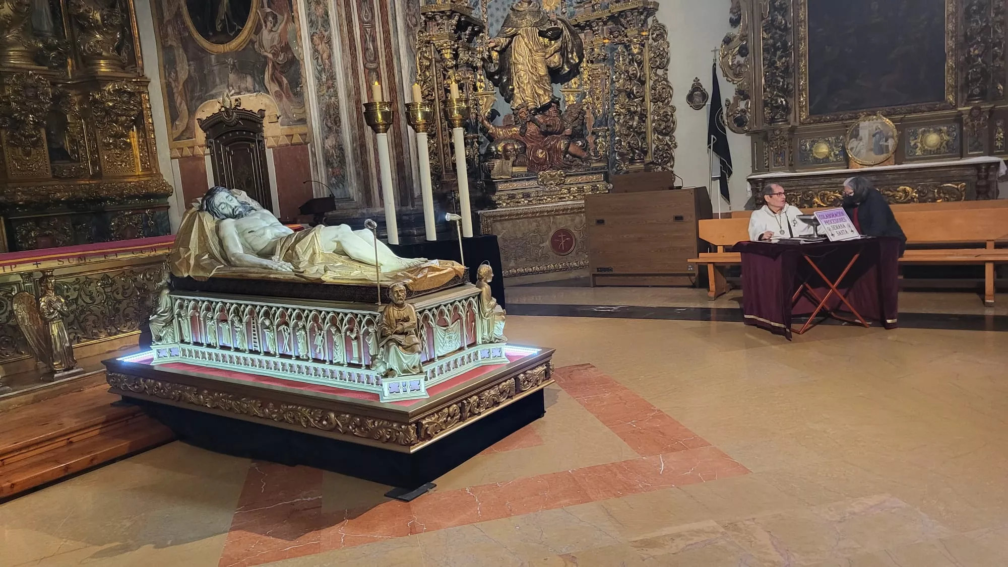 Cristo Yacente en la adoración en Santo Domingo y San Martín
