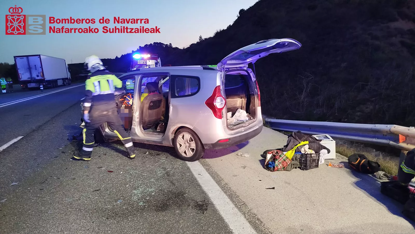 Heridos tres vecinos de Huesca en un accidente en la AP-15 en Navarra.