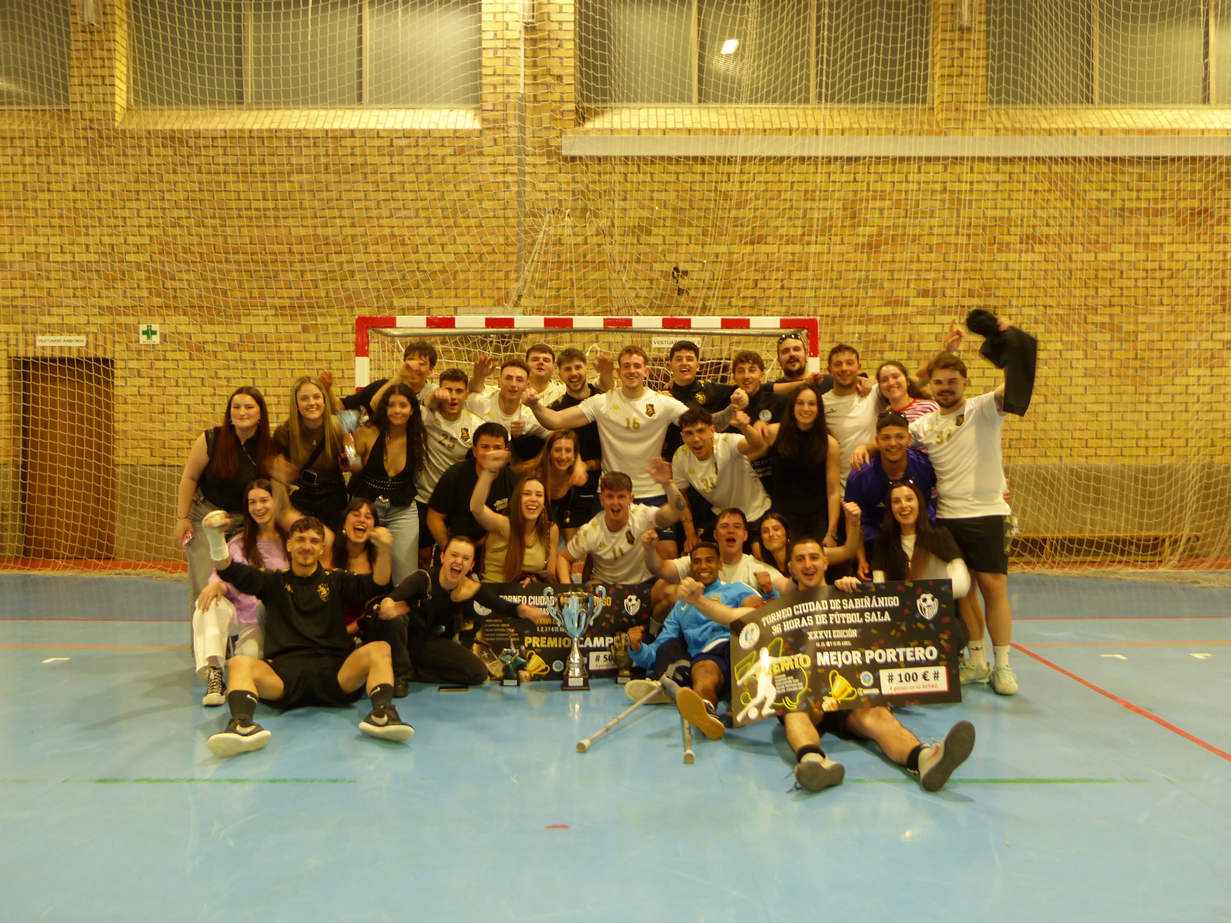 La Lambreta y sus seguidores celebrando el título. Foto: Andrés Alcaraz.