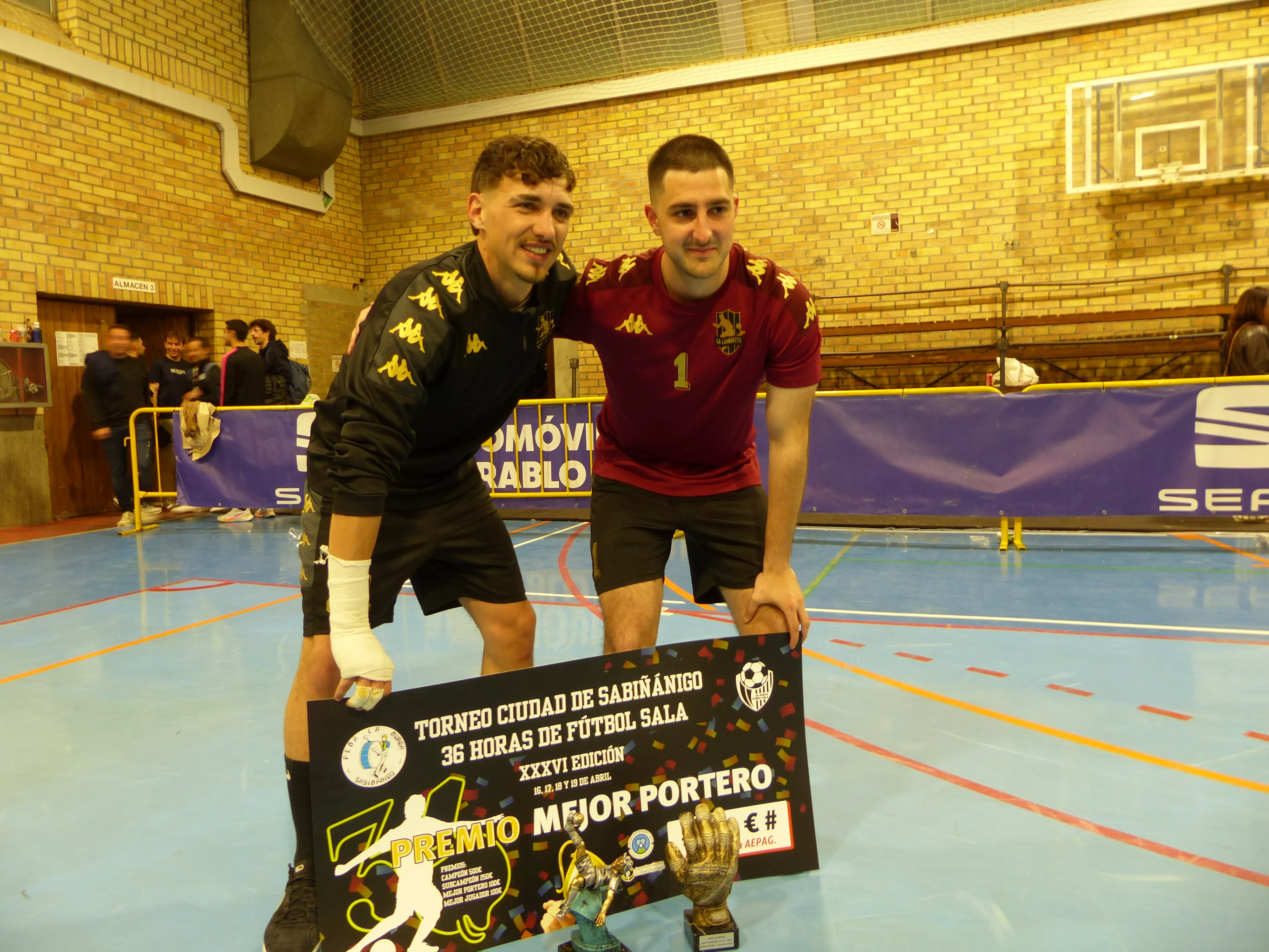 Capitán y potero de La Lambreta con el cheque de ganador. Andrés Alcaraz