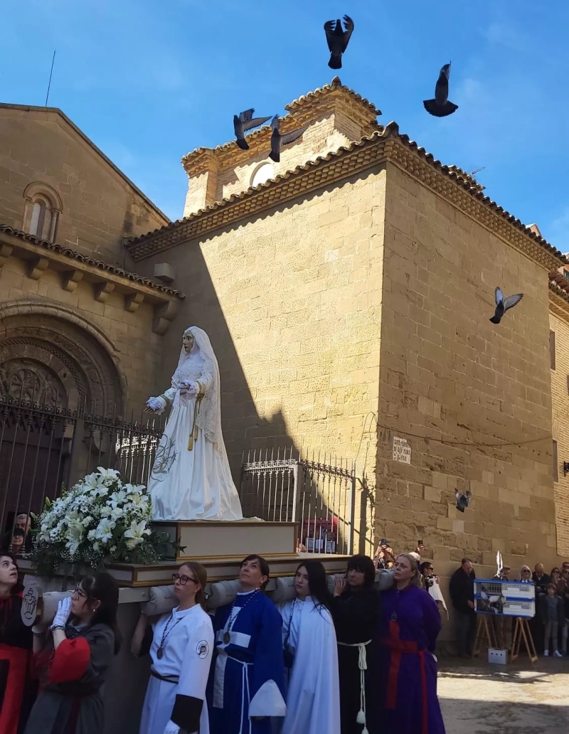 Las palomas surcan el aire en la Procesión del Resucitado