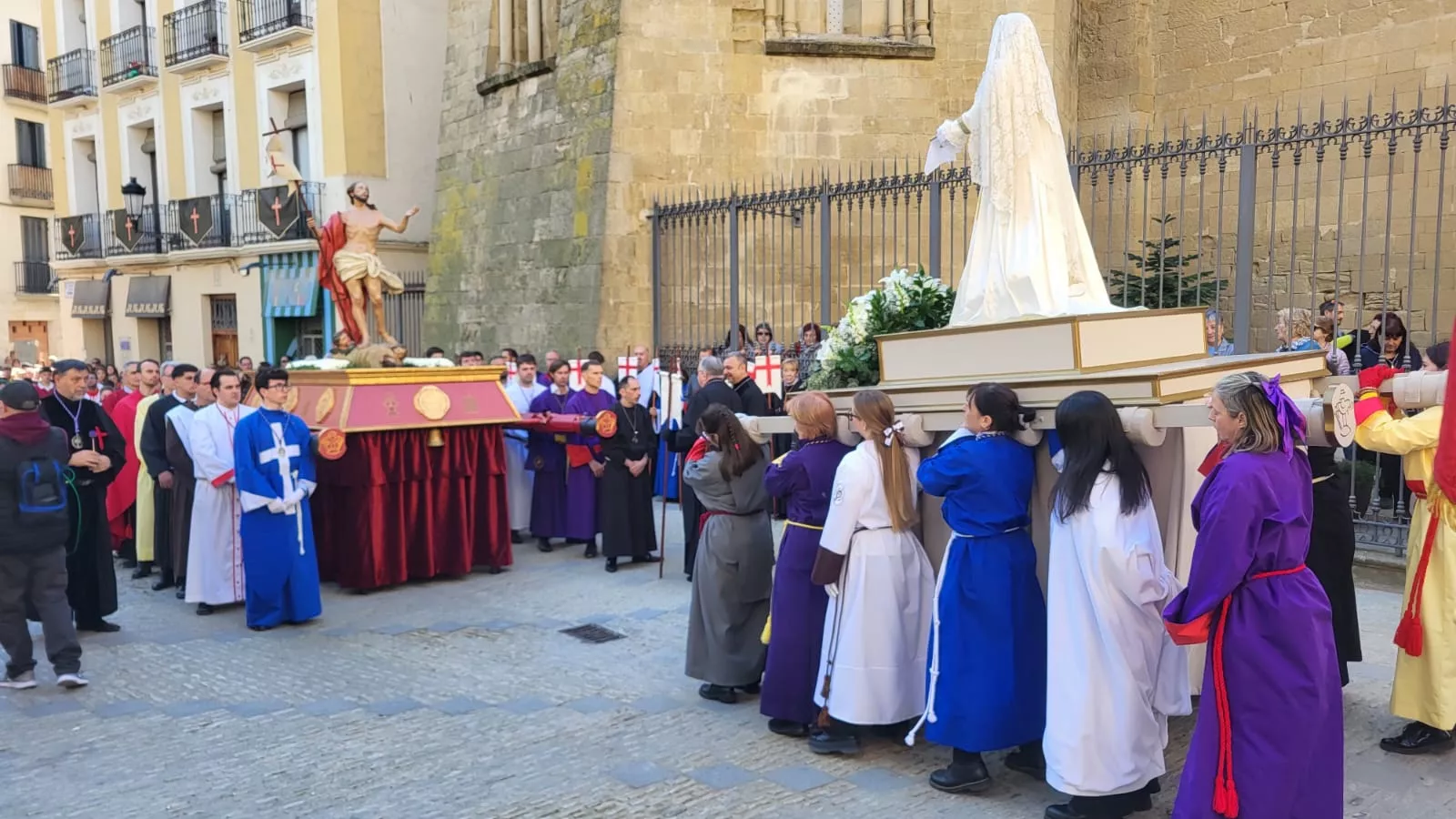 El Encuentro entre la Virgen de la Esperanza y el Jesús Resucitado en Huesca.