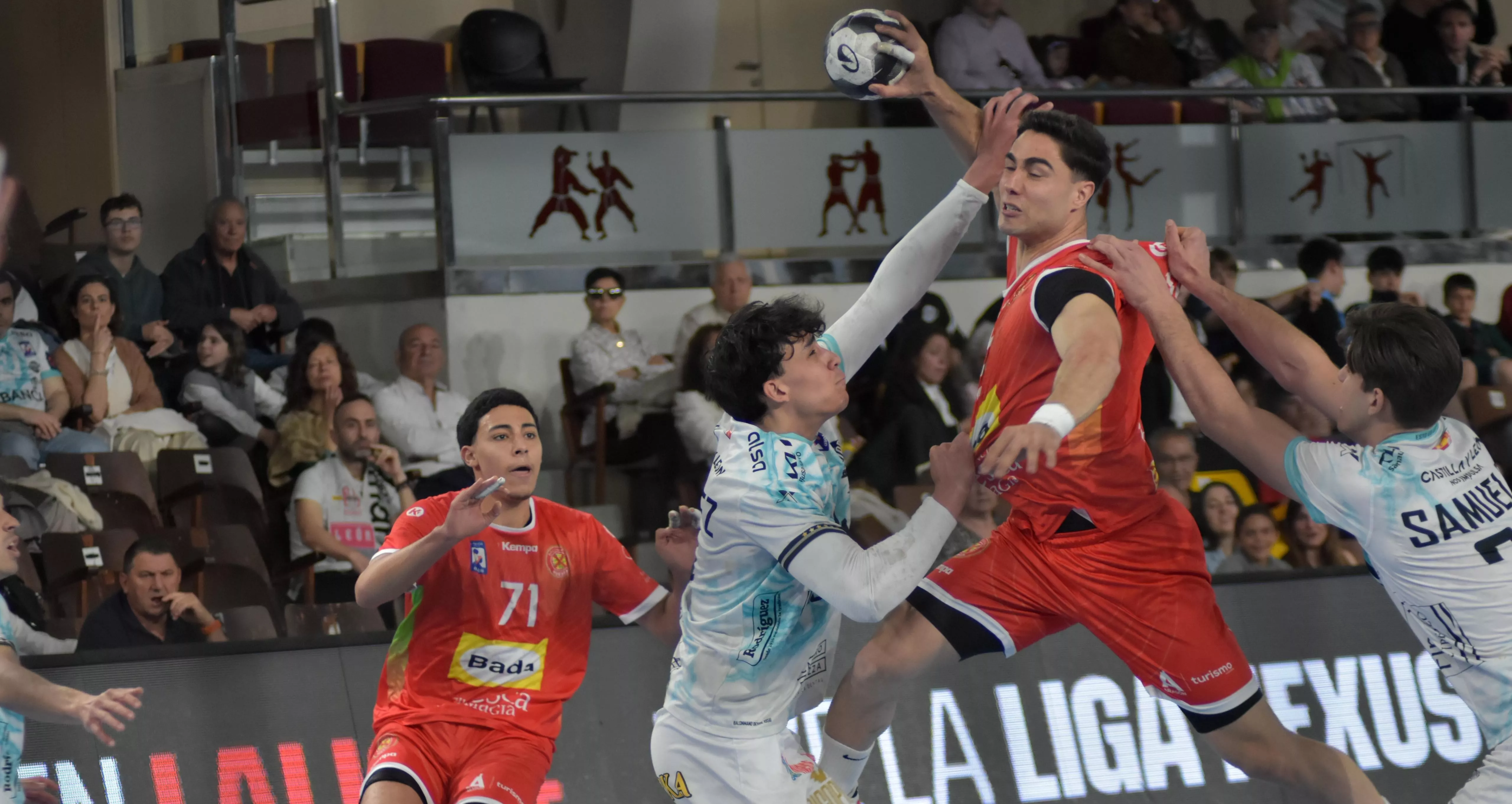Ignacio Suárez lanza durante el partido ante Ademar León. Foto: a.mproducciones