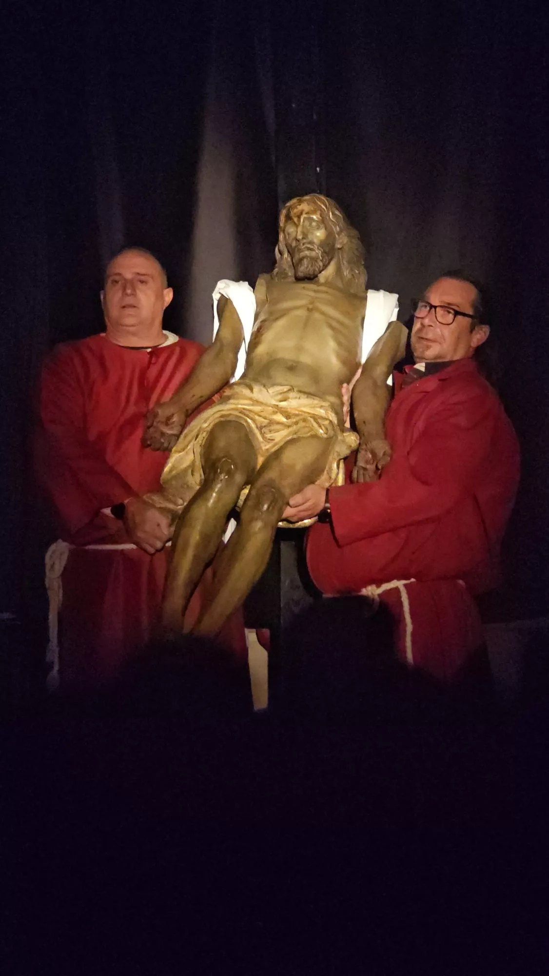 Sobrecogedora representación del Santo Entierro en Castejón de Monegros