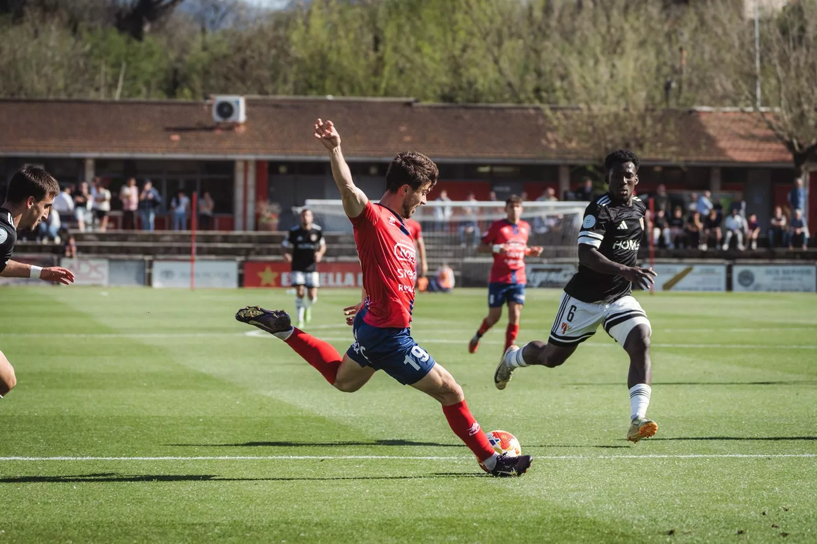 El Barbastro pierde en Olot y se complica la salvación (1-0)
