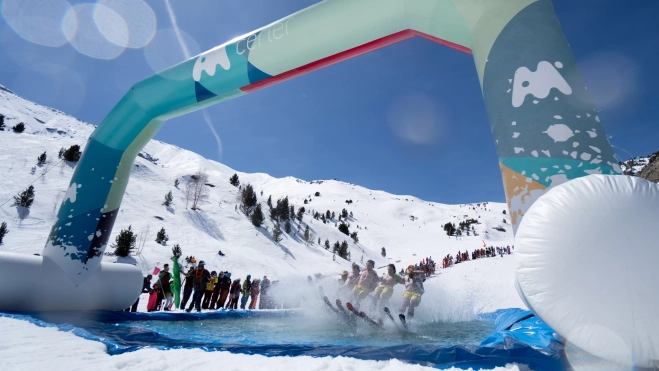 Water Slide en Cerler en el fin de temporada. Water Slide en Cerler en el fin de temporada.