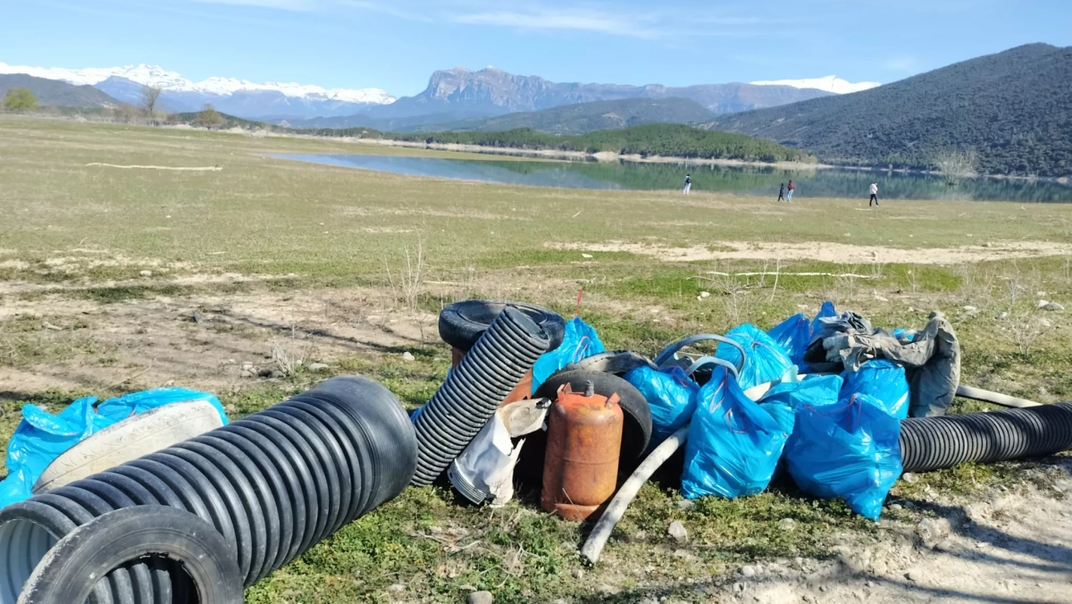 Imágenes de la jornada contra la basuraleza en el entorno de Mediano