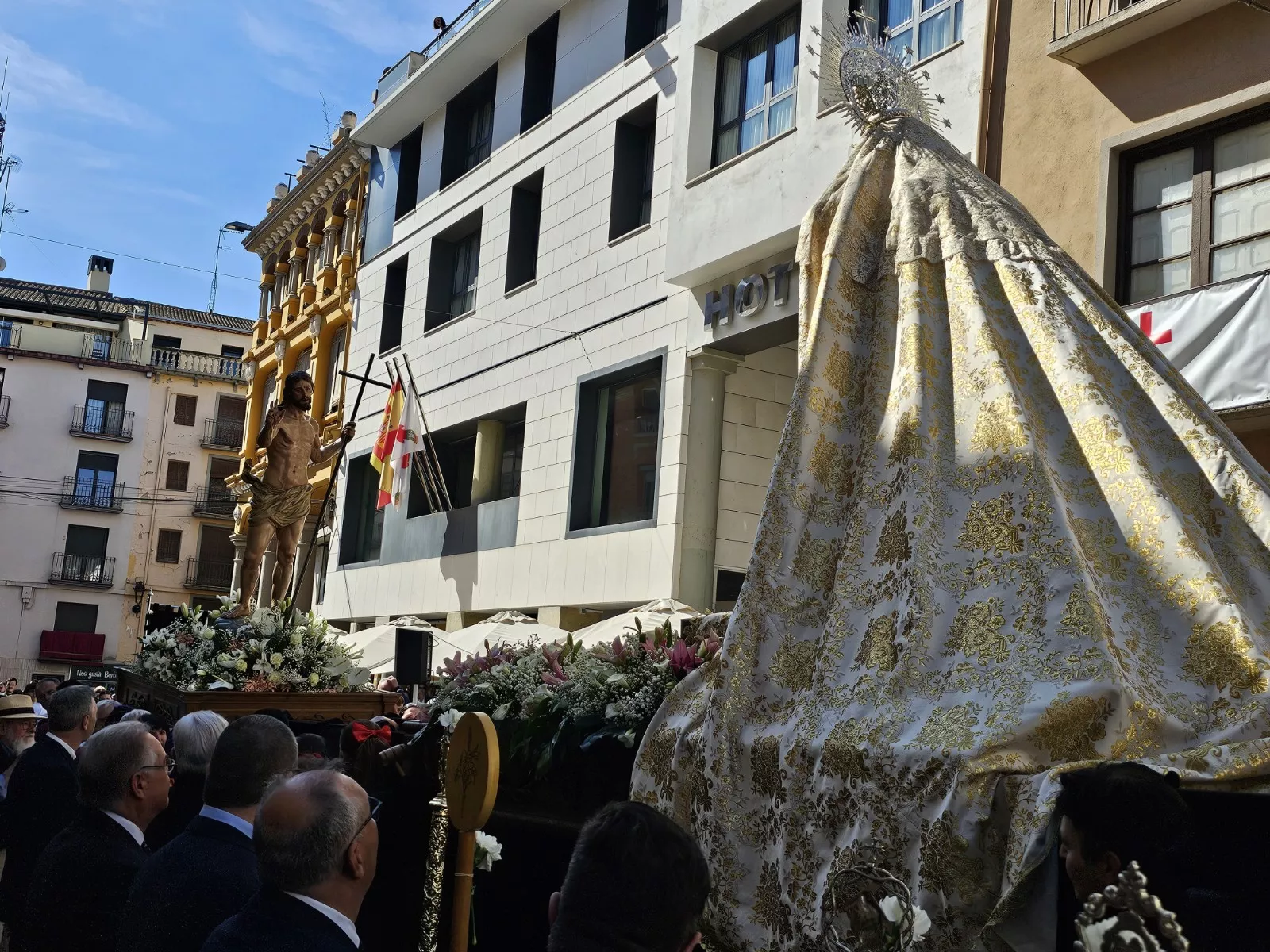 Precioso encuentro en Bsarbastro del Cristo Resucitado y Nuestra Señora de la Soledad de Gloria. Foto Junta de Cofradías de la Semana Santa de BarbastroJunta