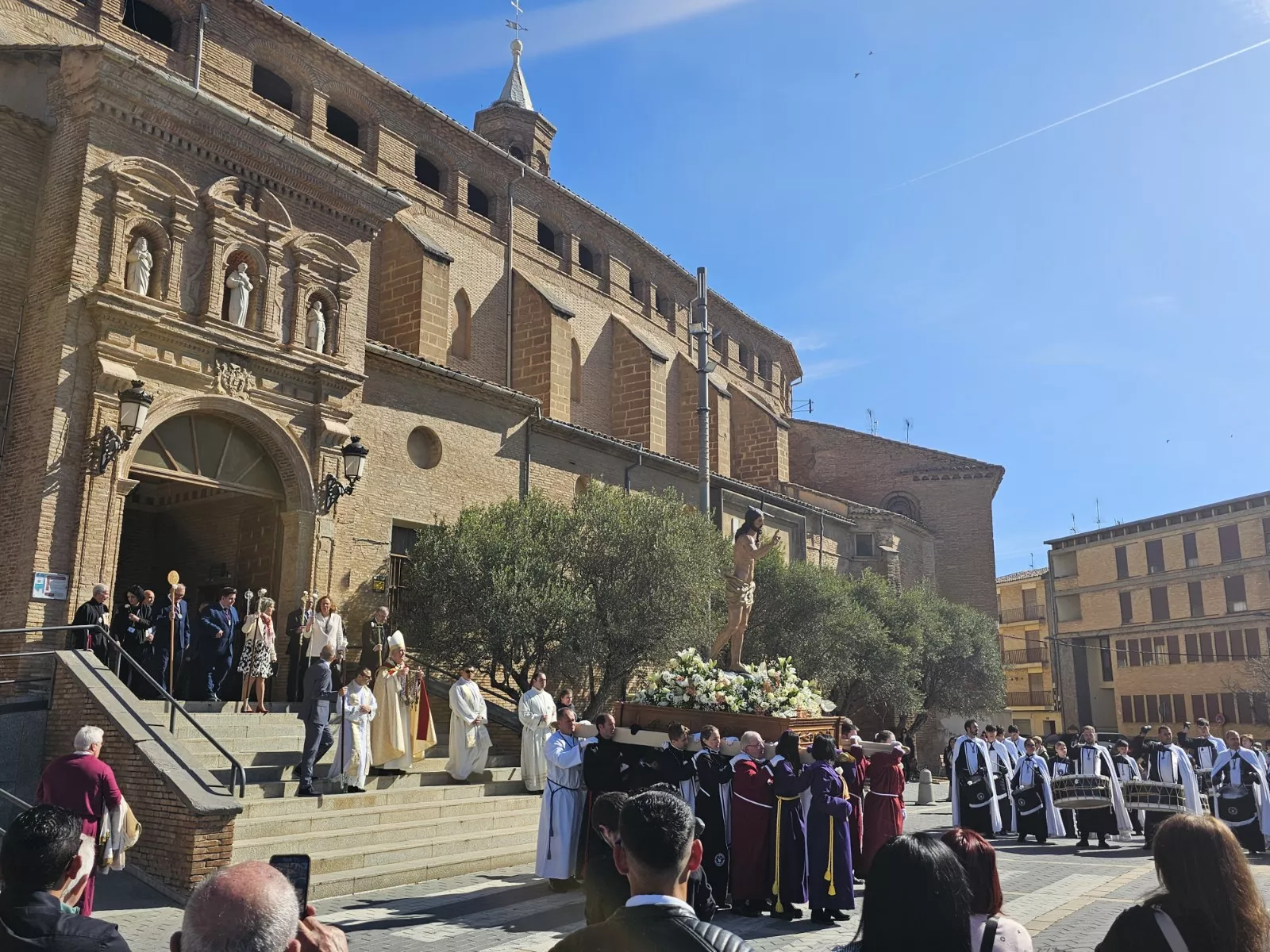 Encuentro en Barbastro del Cristo Resucitado y Nuestra Señora de la Soledad de Gloria. Foto Junta de Cofradías de la Semana Santa de Barbastro