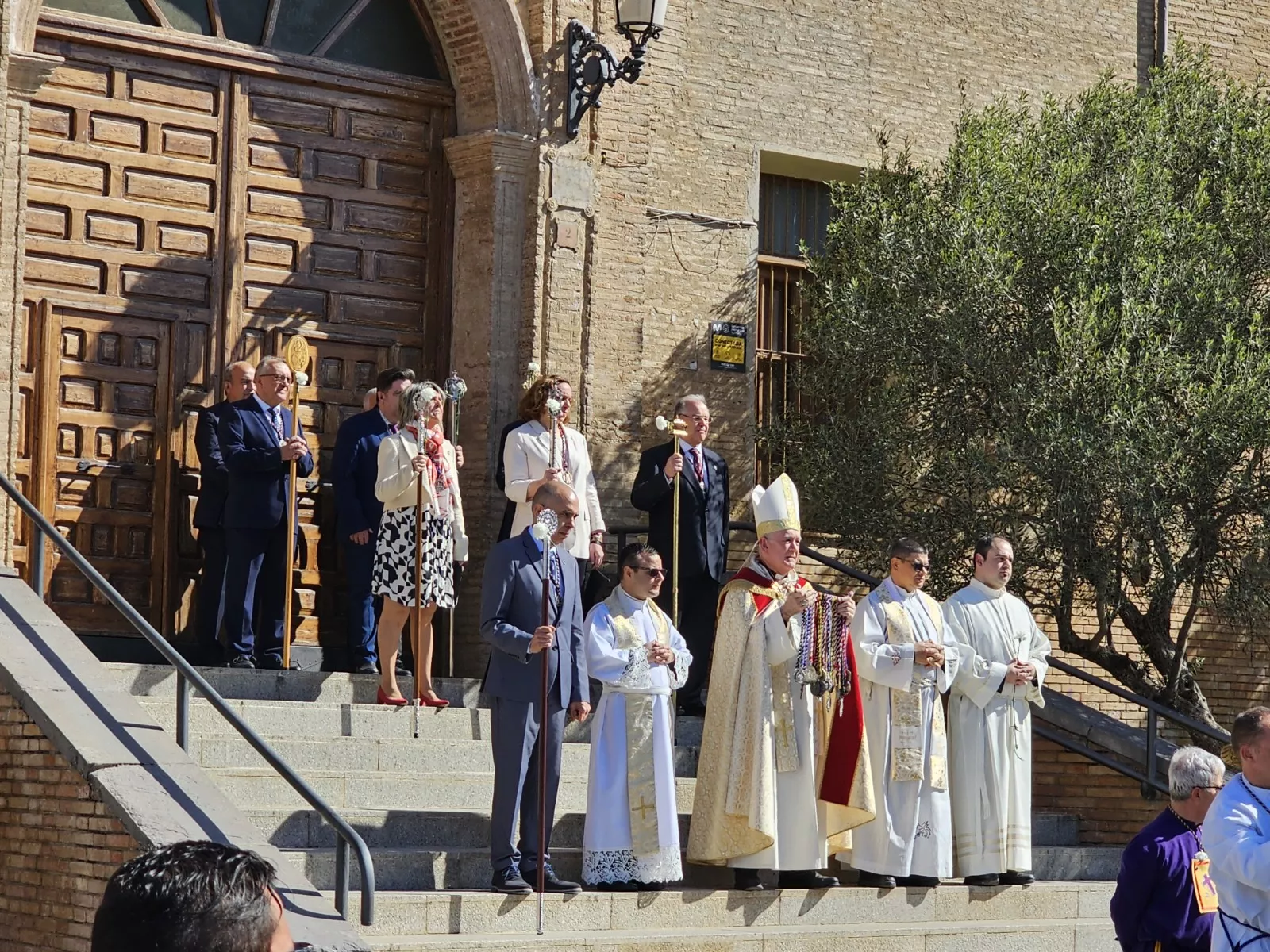 Encuentro en Barbastro del Cristo Resucitado y Nuestra Señora de la Soledad de Gloria. Foto Junta de Cofradías de la Semana Santa de Barbastro