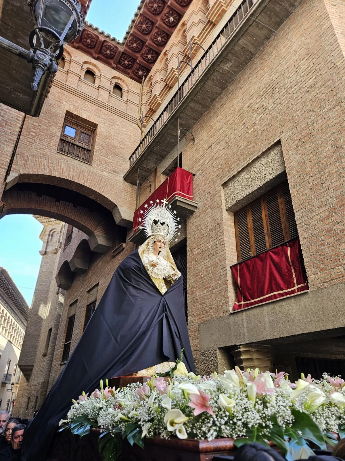 Encuentro en Barbastro del Cristo Resucitado y Nuestra Señora de la Soledad de Gloria. Foto Junta de Cofradías de la Semana Santa de Barbastro