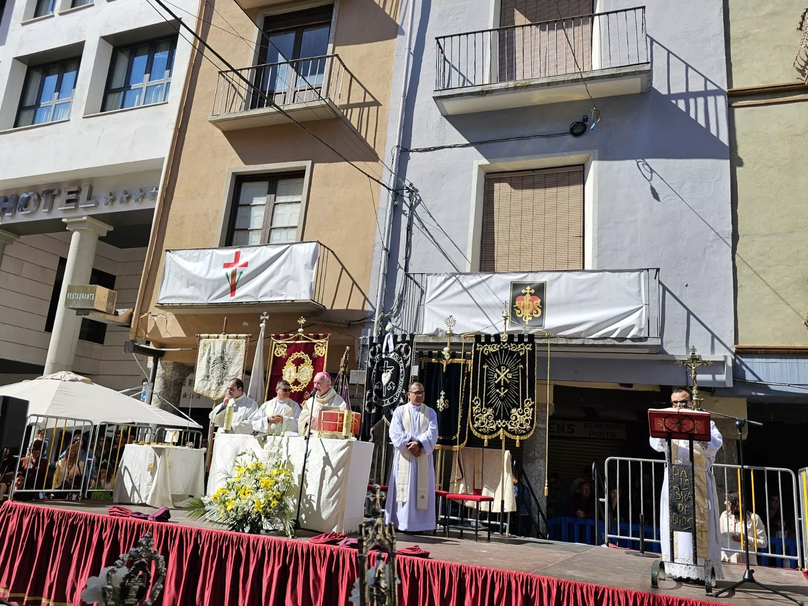Encuentro en Barbastro del Cristo Resucitado y Nuestra Señora de la Soledad de Gloria. Foto Junta de Cofradías de la Semana Santa de Barbastro
